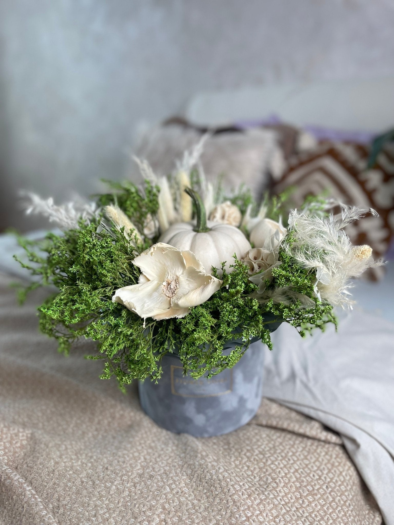 Szary flokowany flowerbox z kompozycja jesienną - kwiaty Flower Store Warszawa