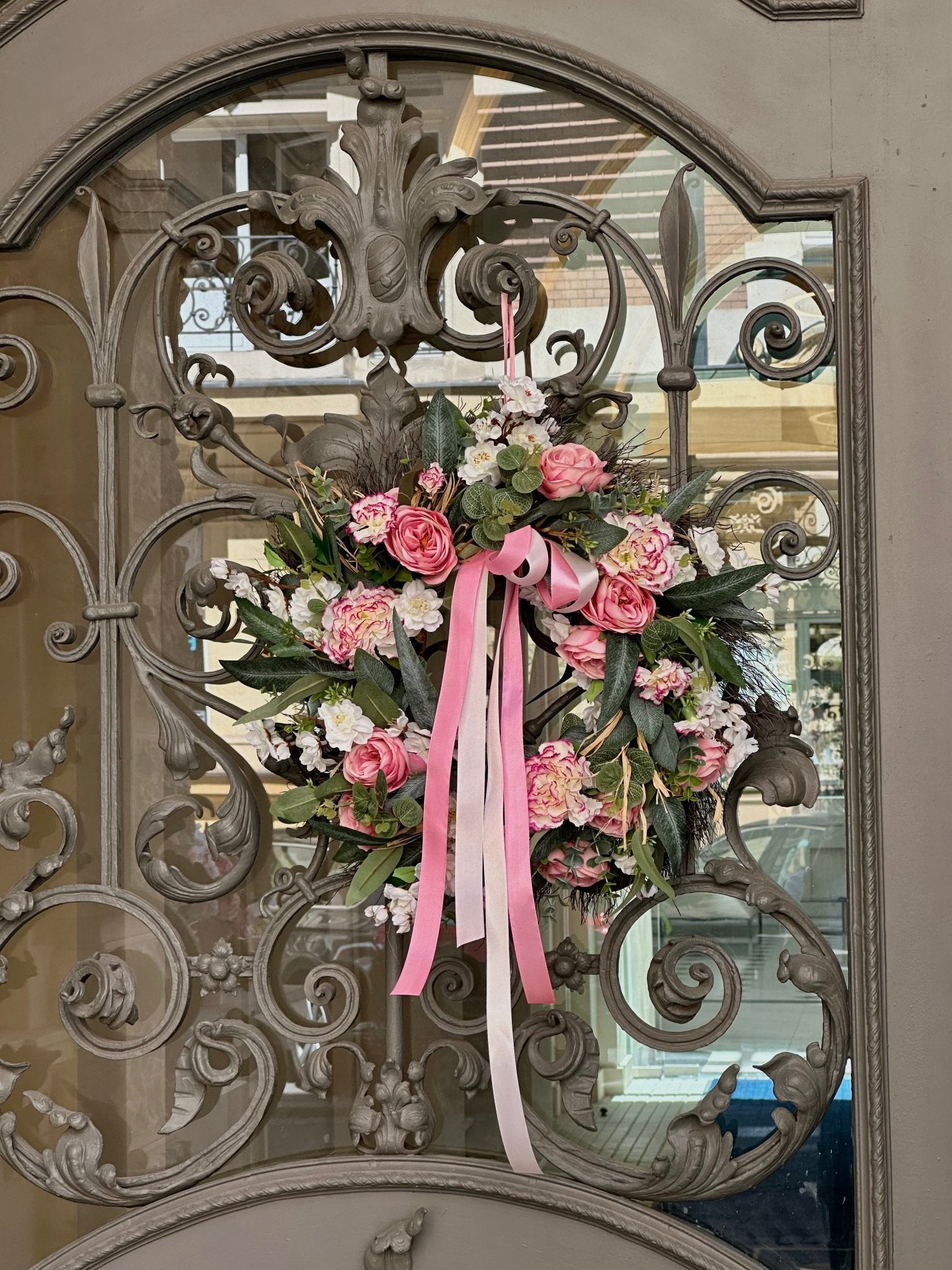 Wianek różany z goździkami i kwiatami sakury - sztuczne - kwiaty Flower Store Warszawa