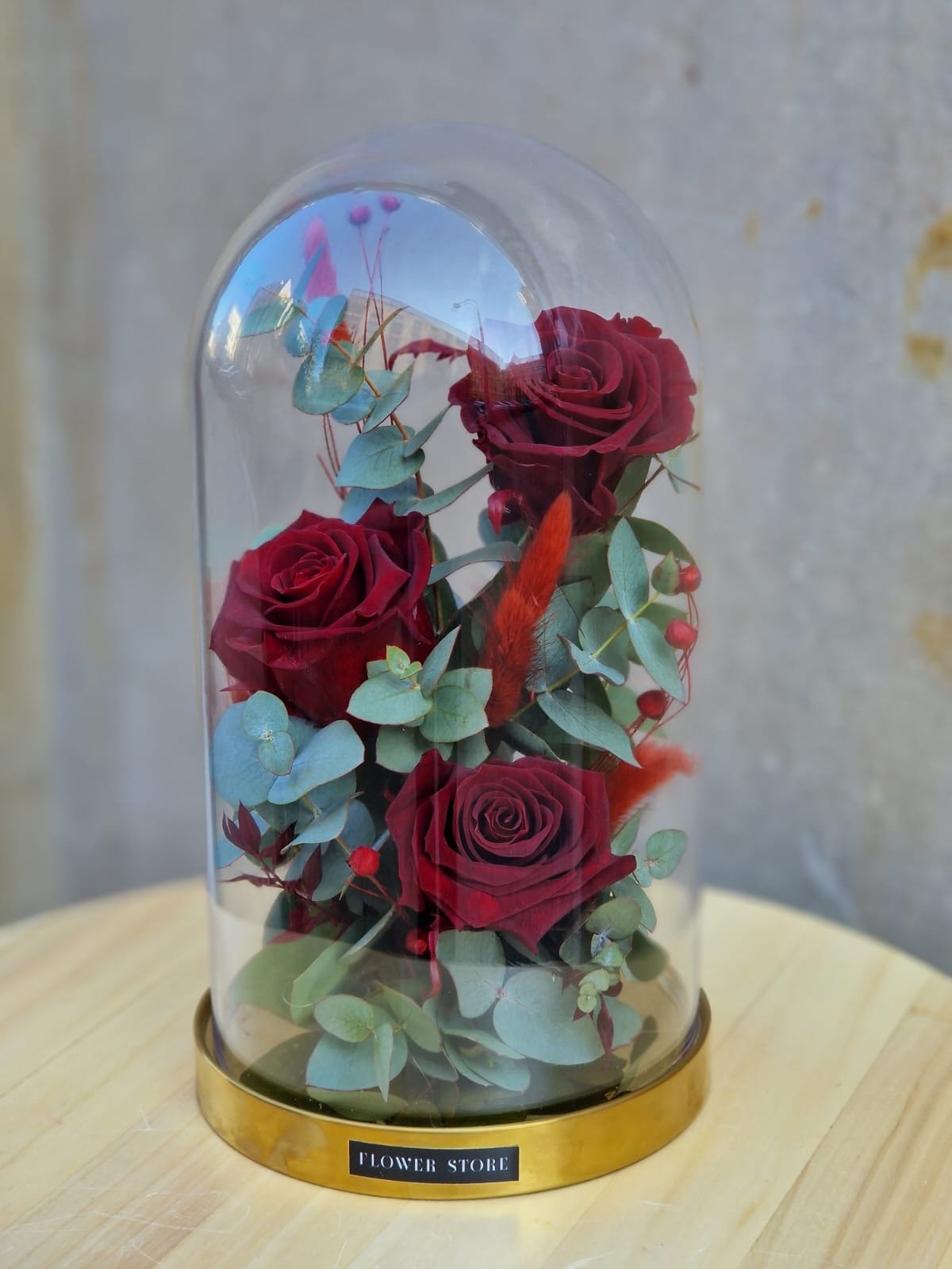 Wieczne czerwone róże w szkle z eukaliptusem - kwiaty Flower Store Warszawa