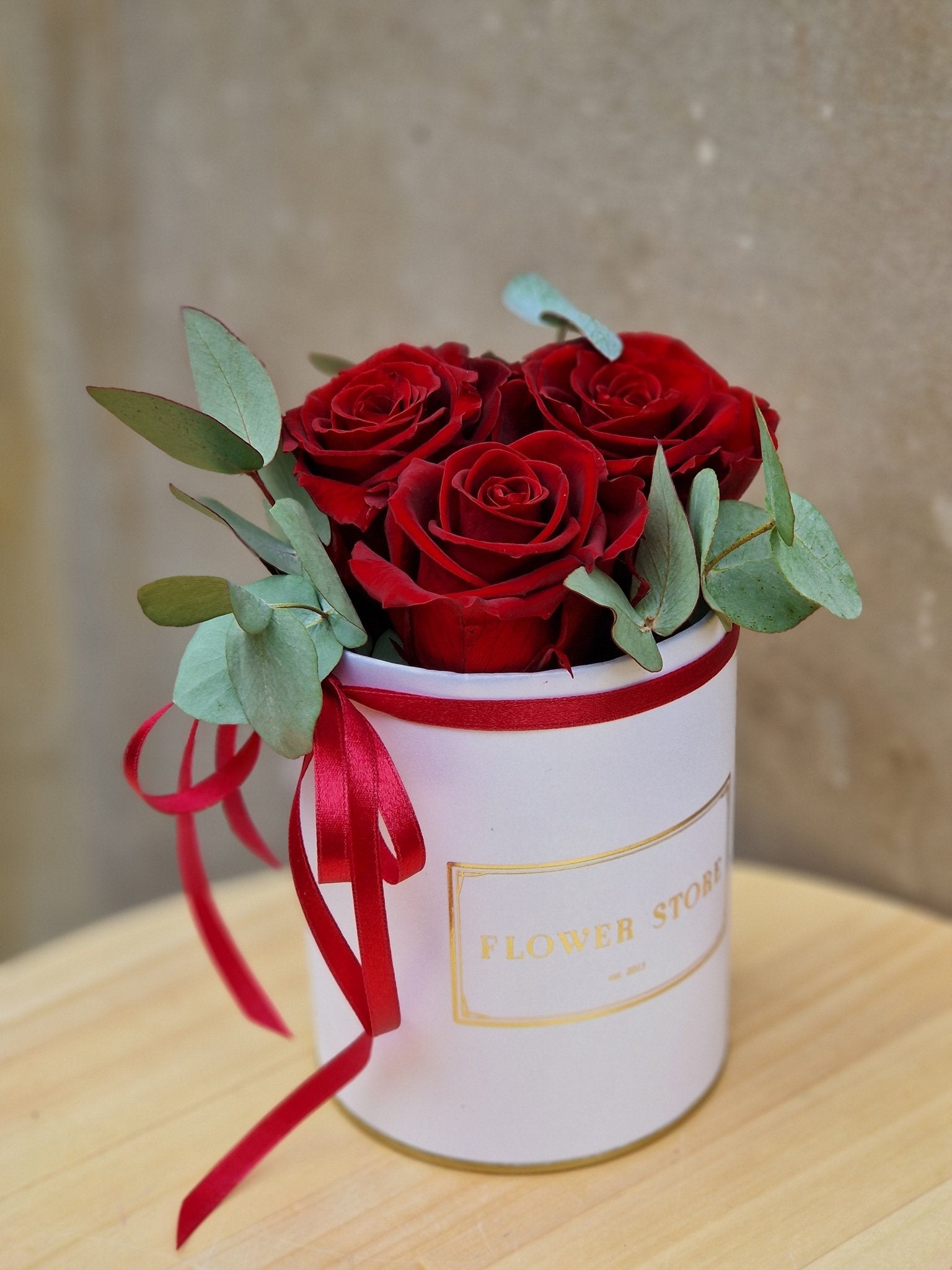 Wieczne Czerwone Róże z eukaliptusem w białym boxie - kwiaty Flower Store Warszawa