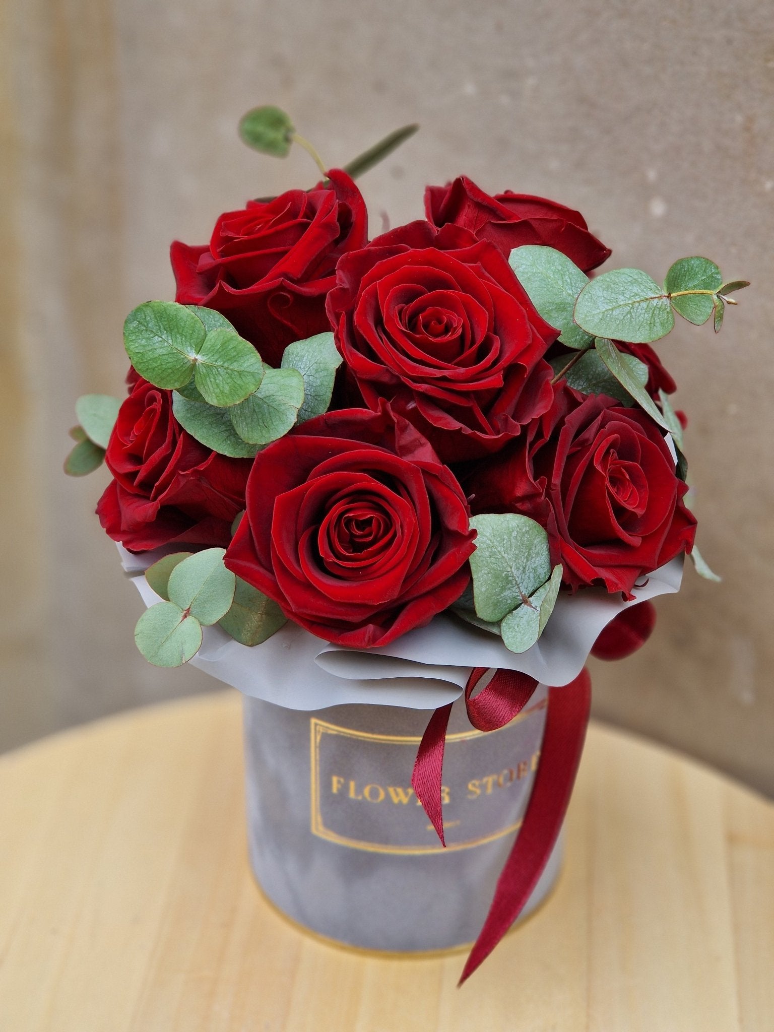Wieczne Czerwone Róże z eukaliptusem w szarym boxie - kwiaty Flower Store Warszawa