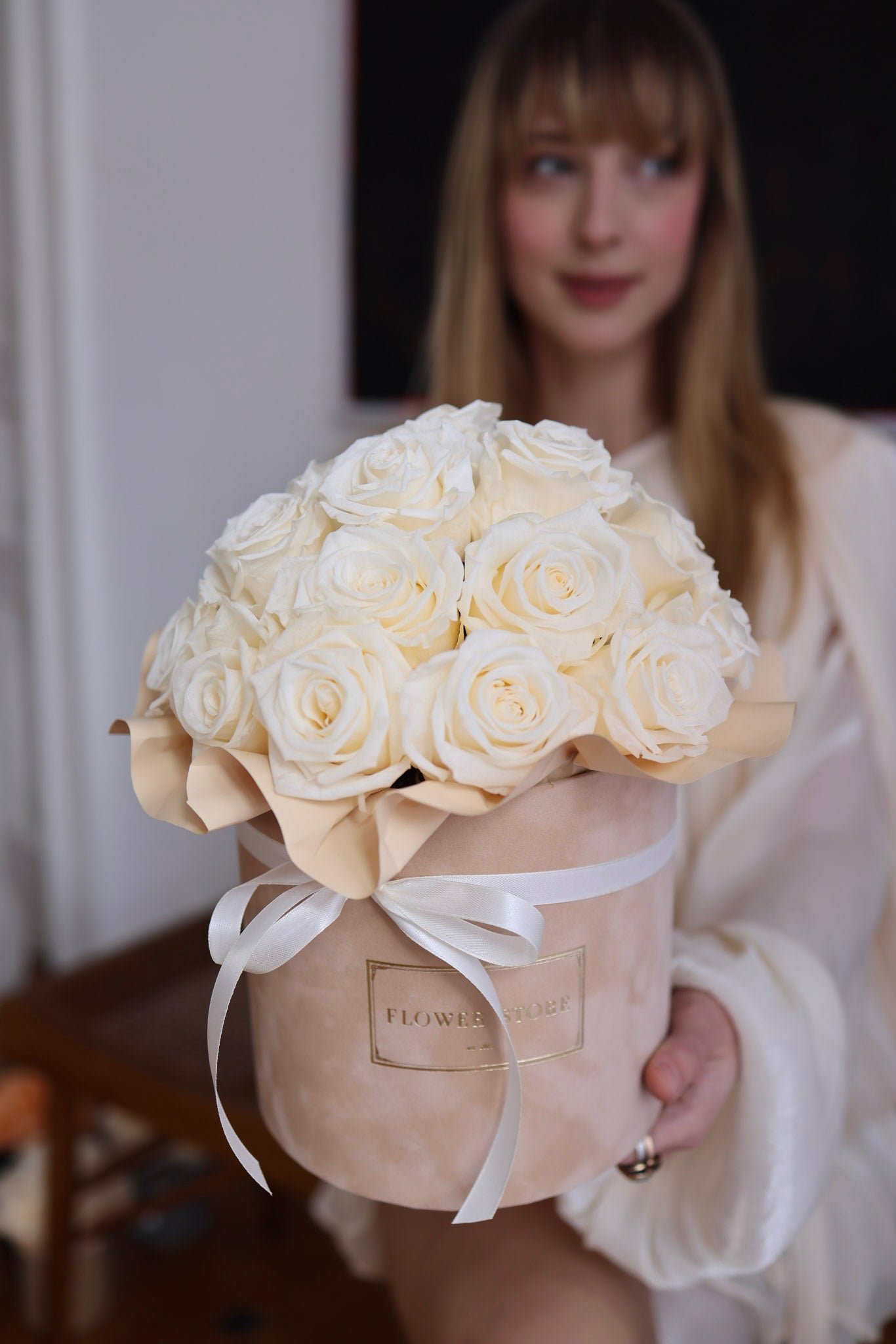 Wieczne róże Białe w Beżowo Karmelowym Boxie - kwiaty Flower Store Warszawa