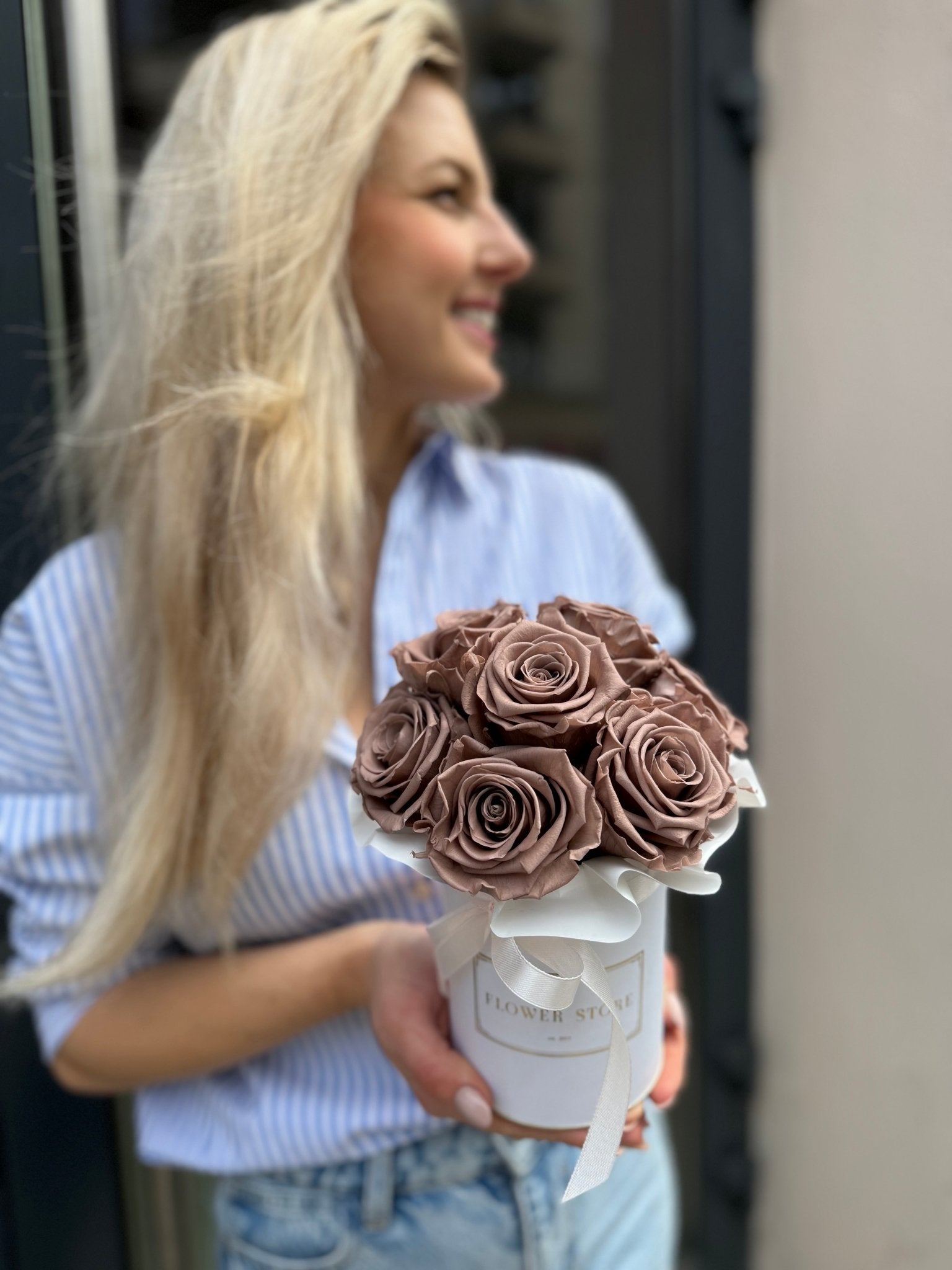 Wieczne róże Midnight Toffie - biały flowerbox - kwiaty Flower Store Warszawa