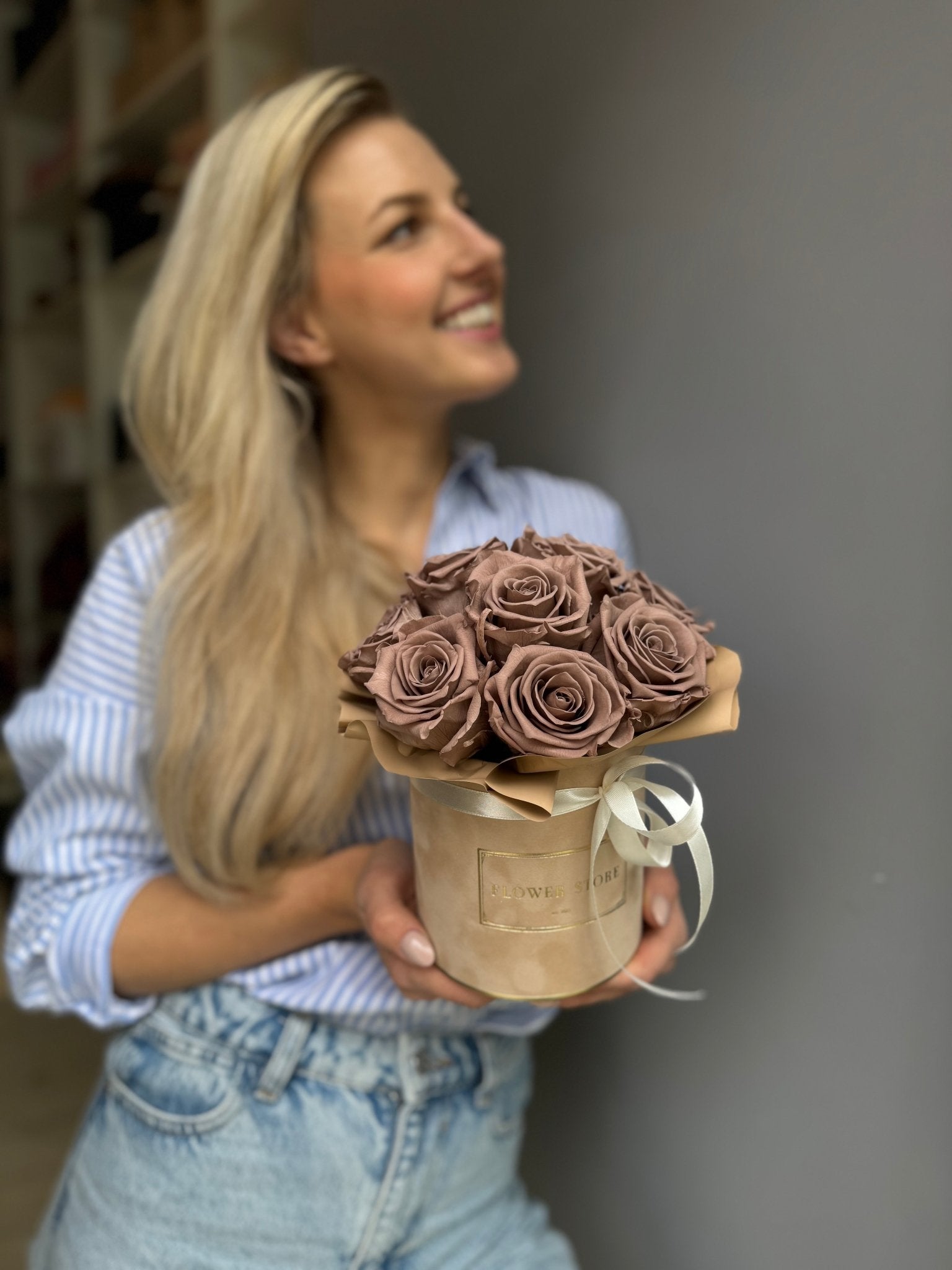 Wieczne róże MidnightToffie w beżowo karmelowym flowerboxie - kwiaty Flower Store Warszawa