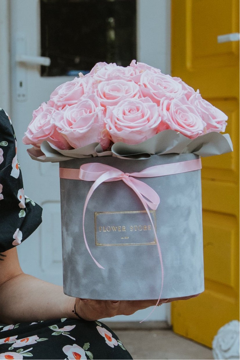 Wieczne Róże Różowe w Szarym Flokowanym Boxie - kwiaty Flower Store Warszawa