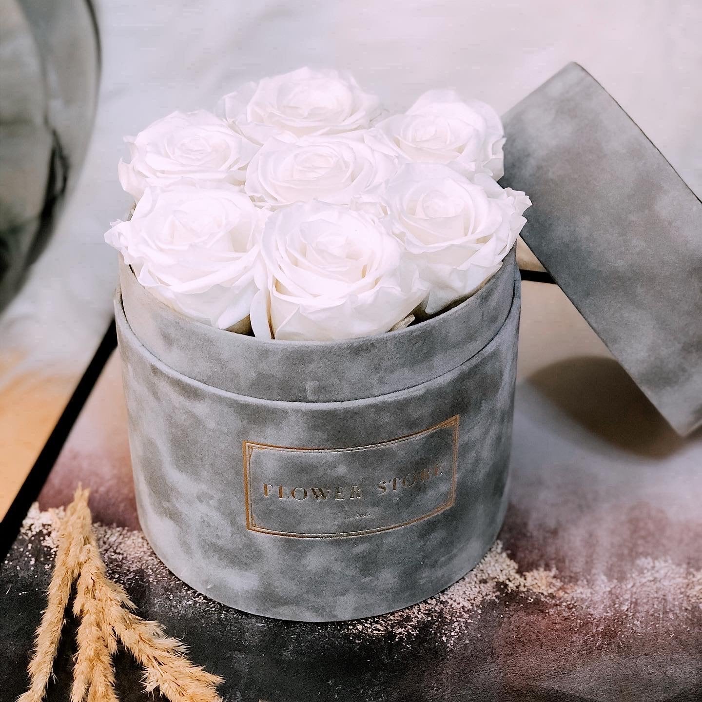 Вечные белые розы, флокированная цветочная коробка - цветы с доставкой