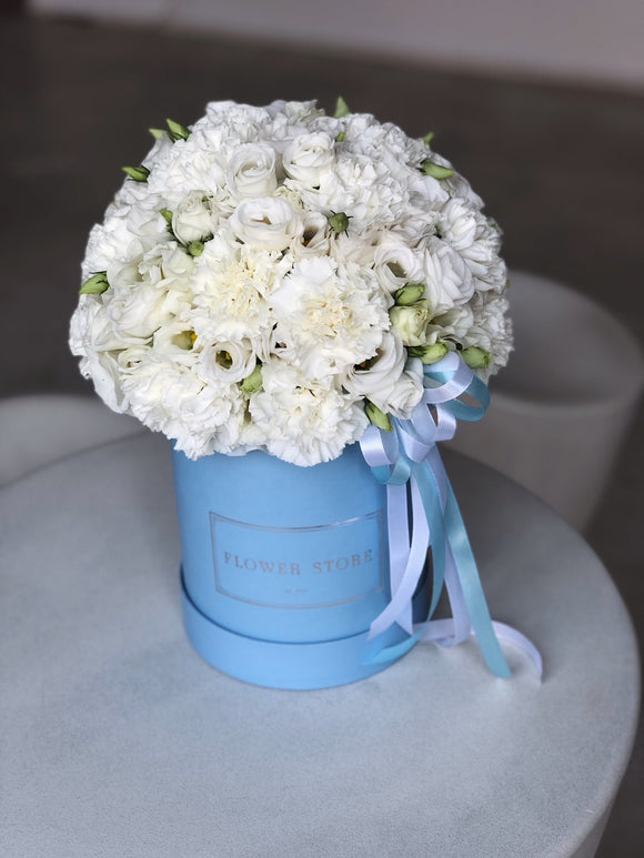 Duży błękitny flowerbox wiosenna kompozycja - kwiaty żywe