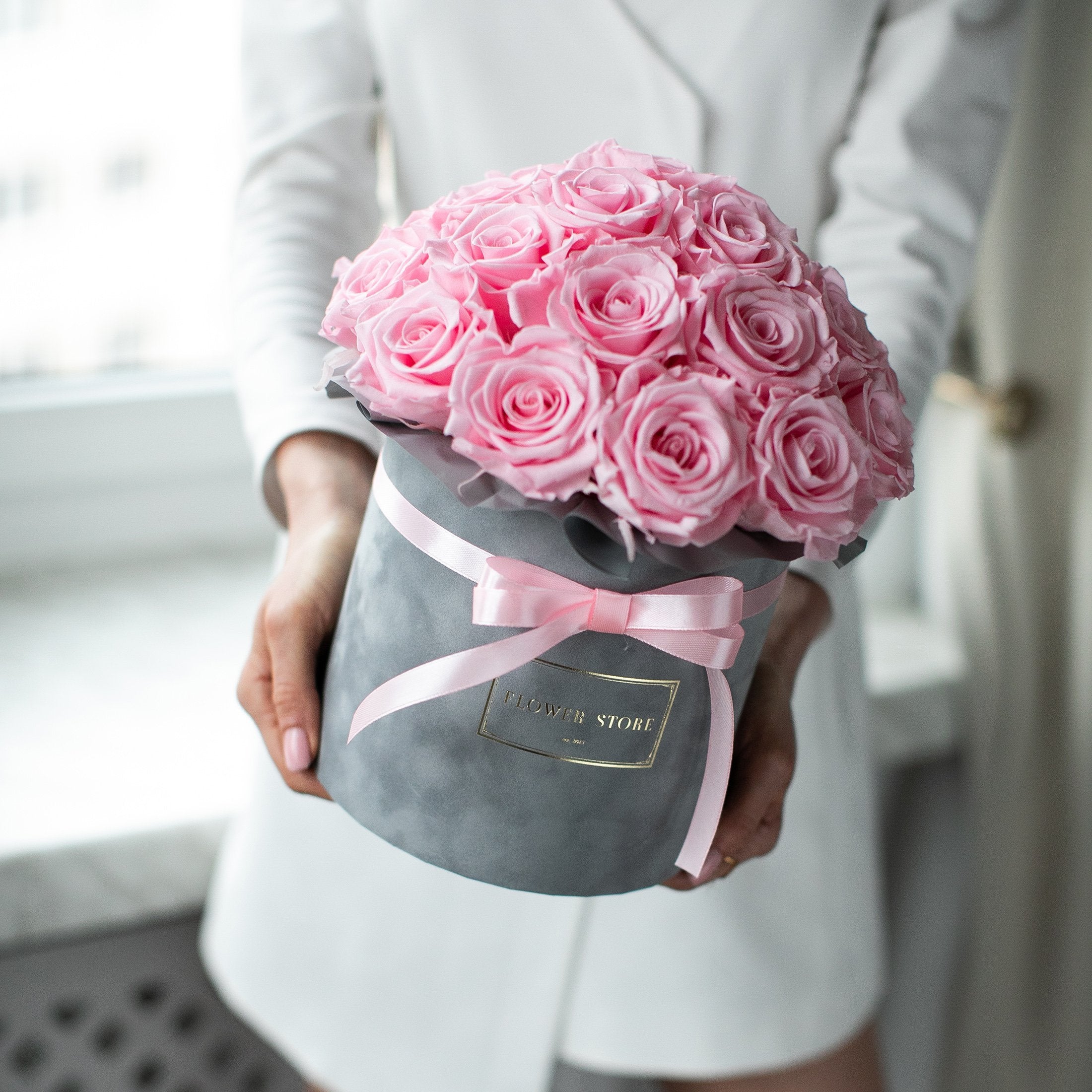 Вечные розовые розы - серая флокированная коробочка с куполом - цветы с доставкой