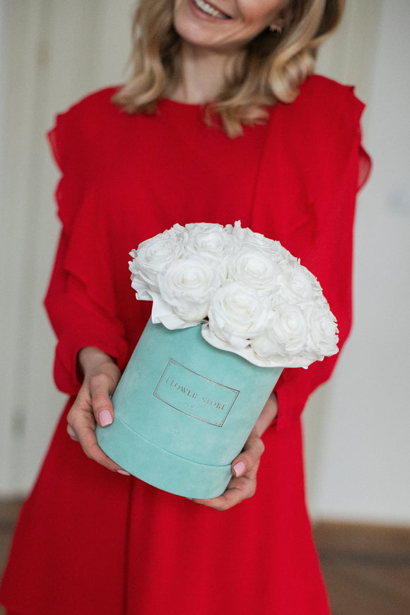 Miętowy flowerbox z białymi wiecznymi różami