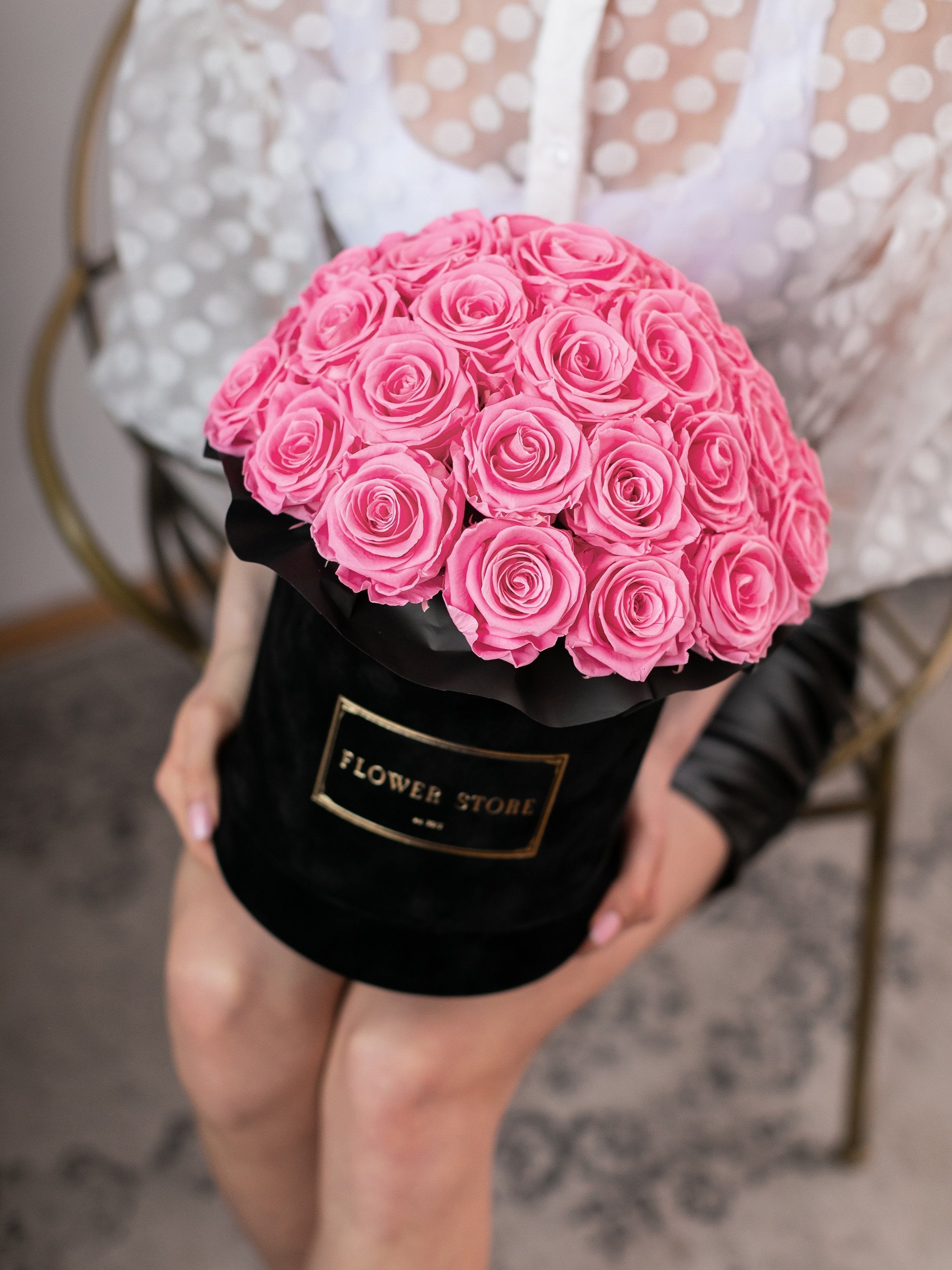 Большая черная цветочная коробка с живыми розами.