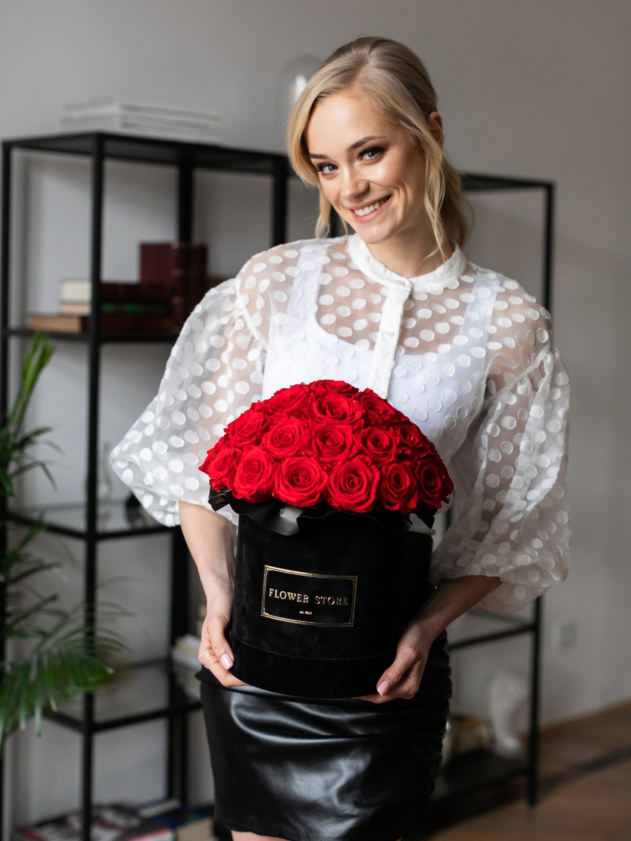 Большая цветочная коробка с черным флокированием и красными вечными розами.