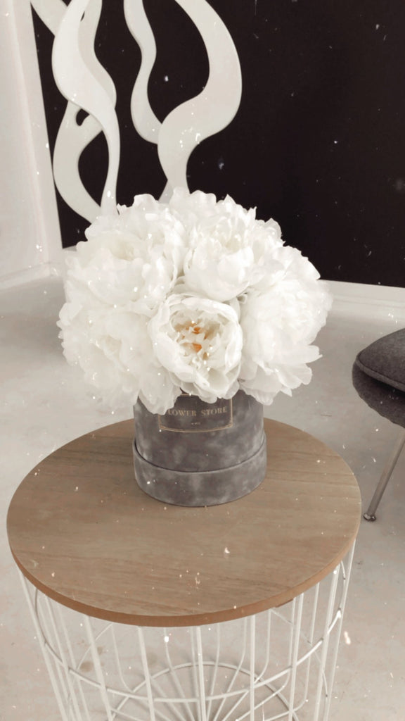 Flokowany szary flowerbox z peoniami- kwiaty sztuczne