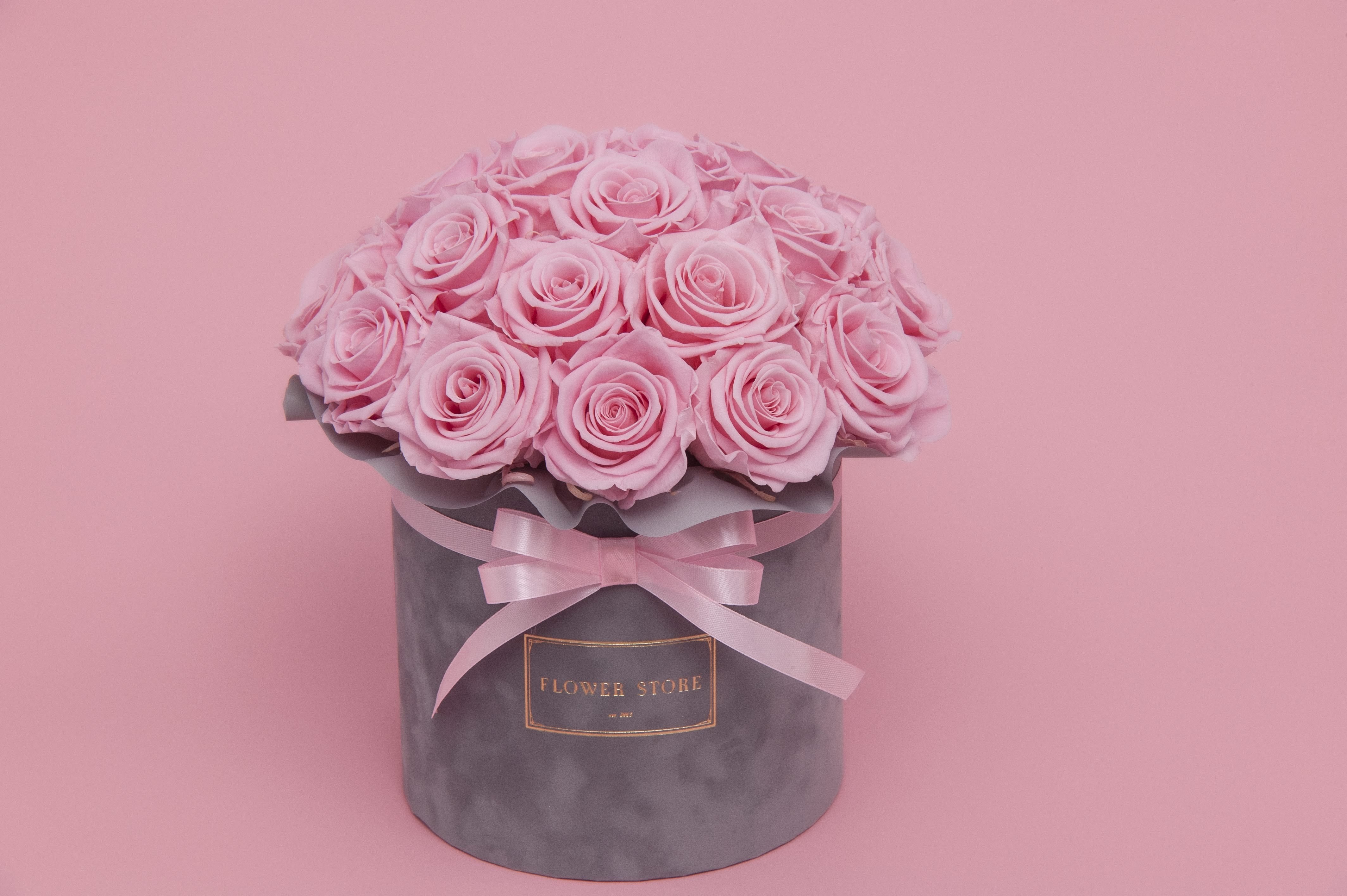 Wieczne róże różowe - szary flokowany flowerbox kopułka - kwiaty z dostawą