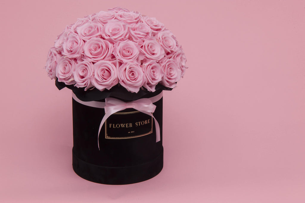 Duży czarny flowerbox z żywymi różami