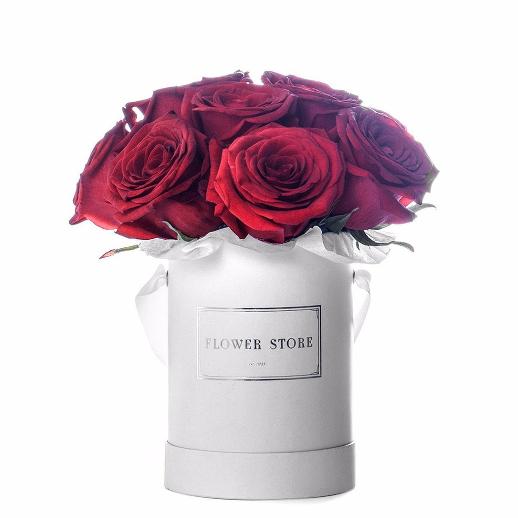 Mały biały flowerbox z czerwonymi różami - kwiaty żywe
