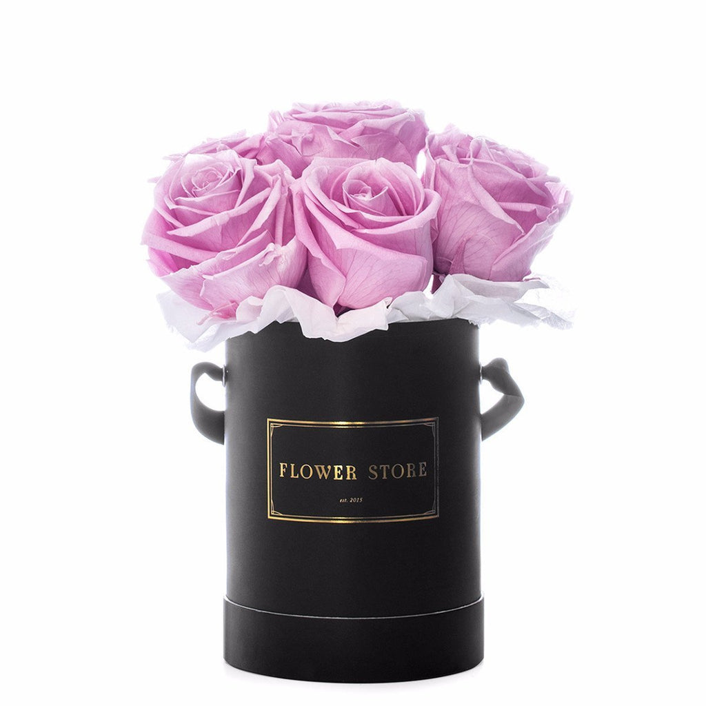 Mały czarny box z różowymi różami - kwiaty żywe