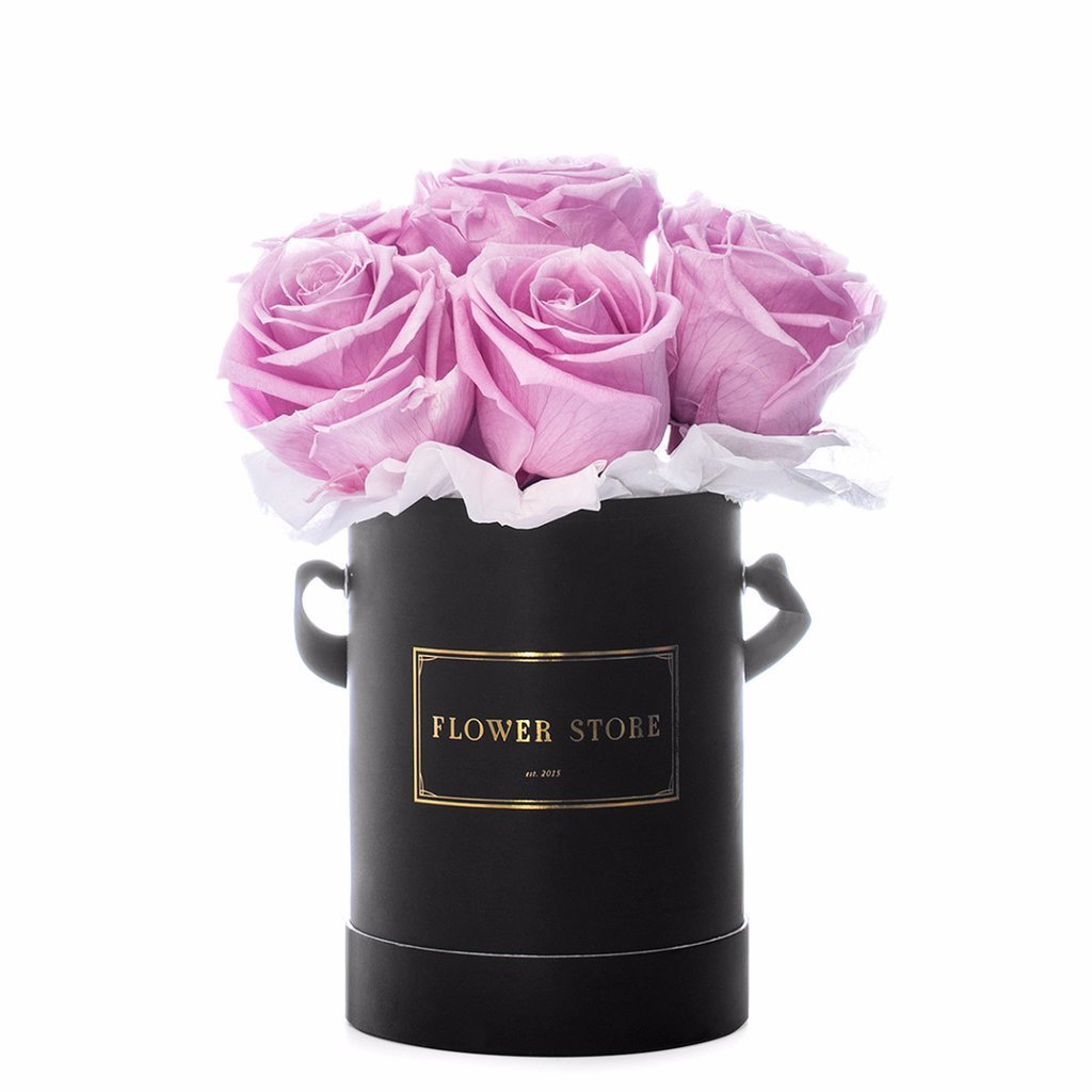 Маленькая черная коробочка с розовыми вечными розами.