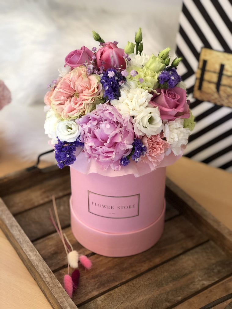 Średni różowy box wiosenna kompozycja - kwiaty żywe