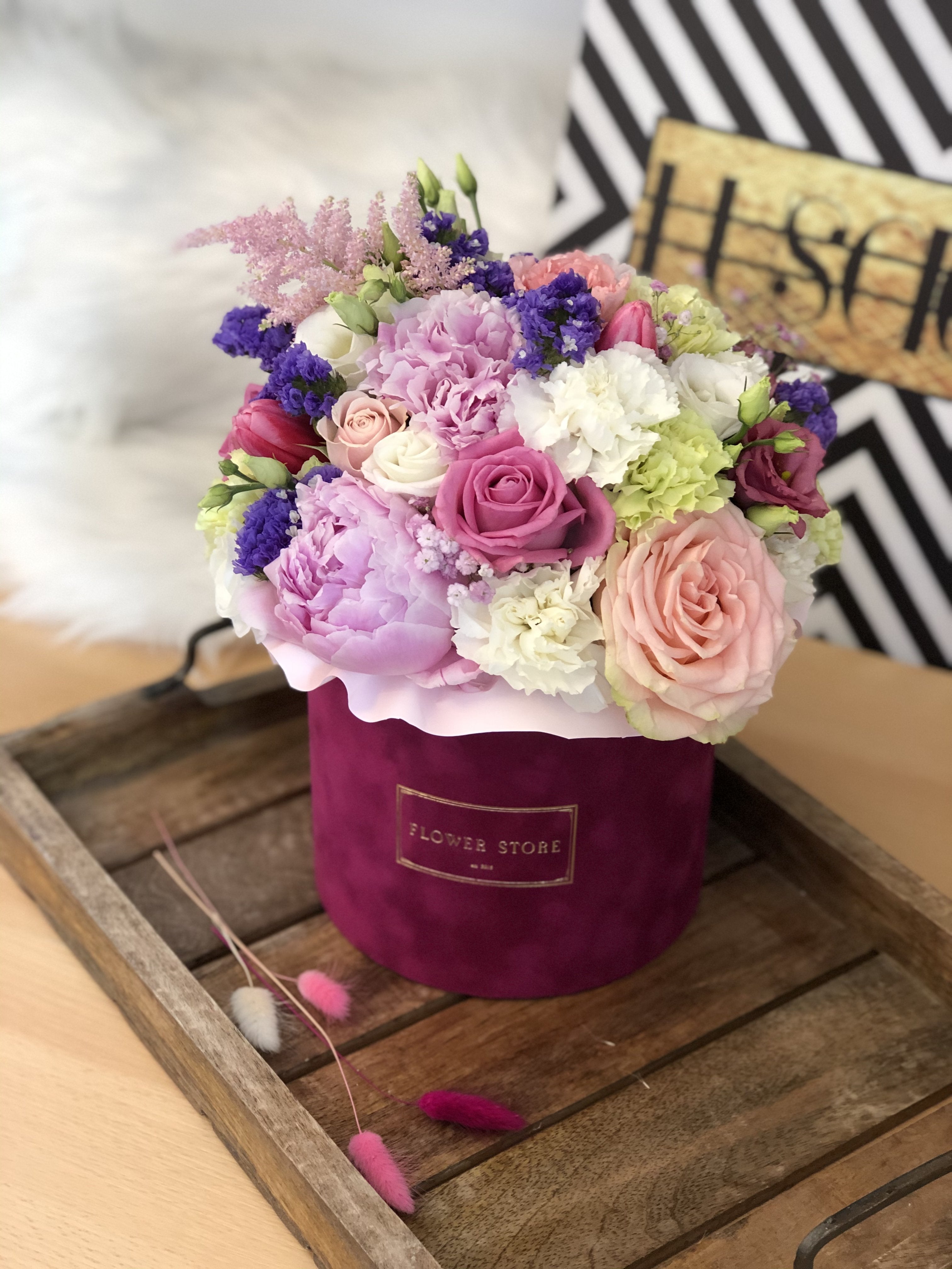 Fuksjowe Flokowane Pudełko z Kolorowymi Kwiatami – Idealny Prezent