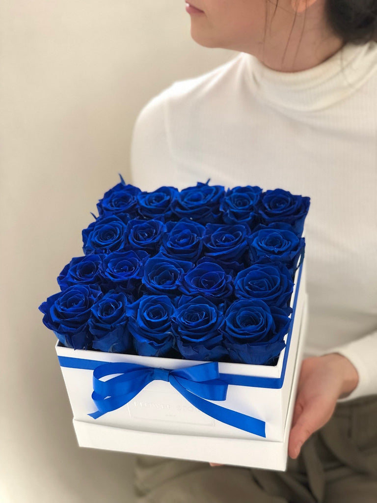 Kwadratowe białe pudełko z granatowymi wiecznymi różami