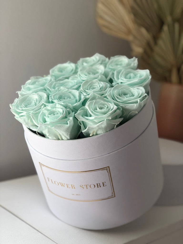 Flowerbox biały z miętowymi wiecznymi różami