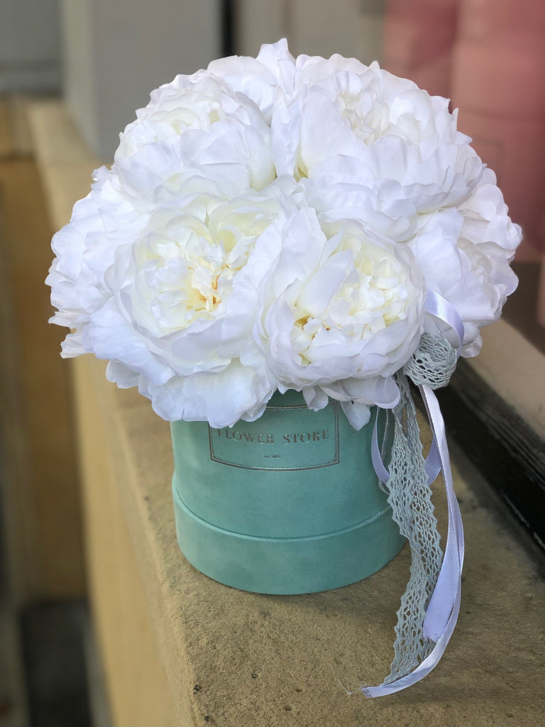 Miętowy flokowany box z peoniami- kwiaty sztuczne