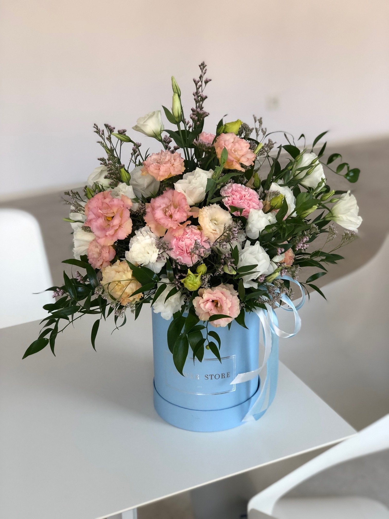 Zwiewna wiosenna kompozycja w dużym błękitnym flowerboxie - kwiaty żywe