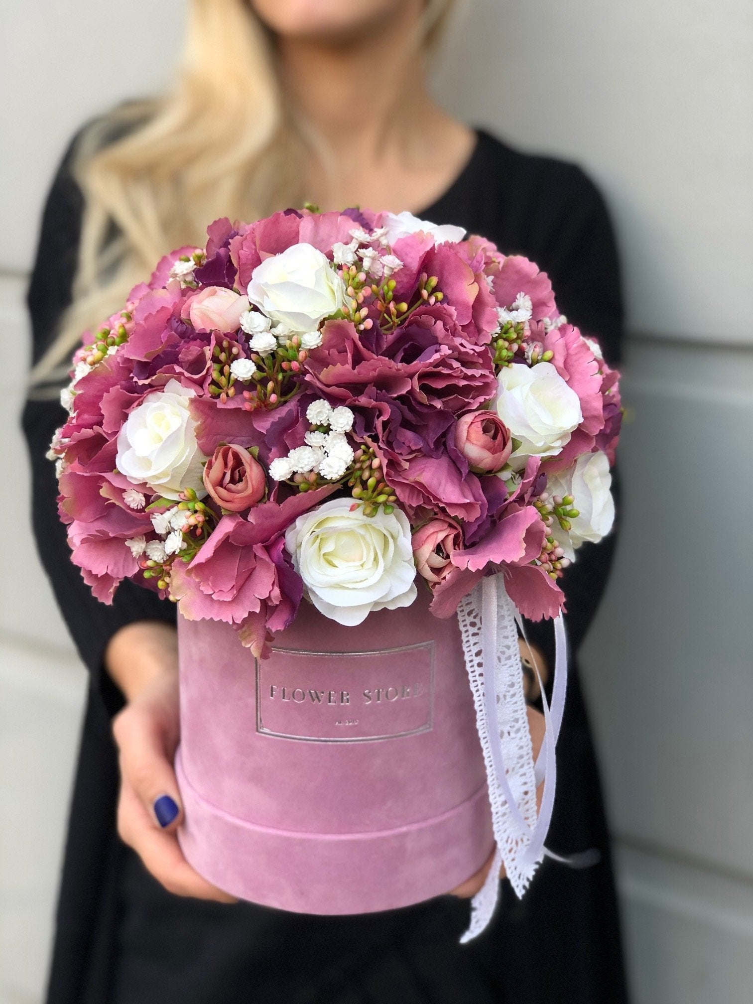 Różowy flokowany box- kompozycja wiosenna- kwiaty sztuczne