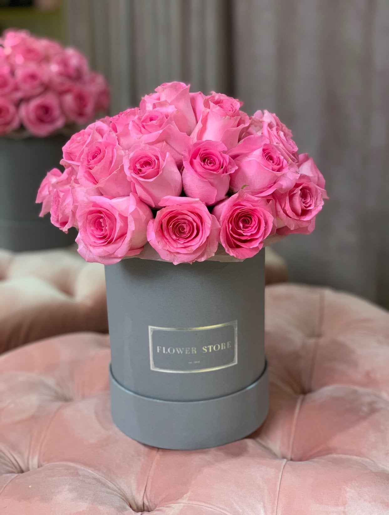 Средне-серая бархатная коробка с розовыми розами - живыми цветами.