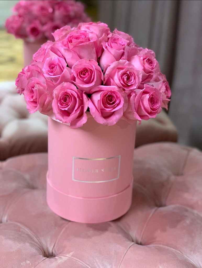 Medium round flowerbox with pink roses - live flowers