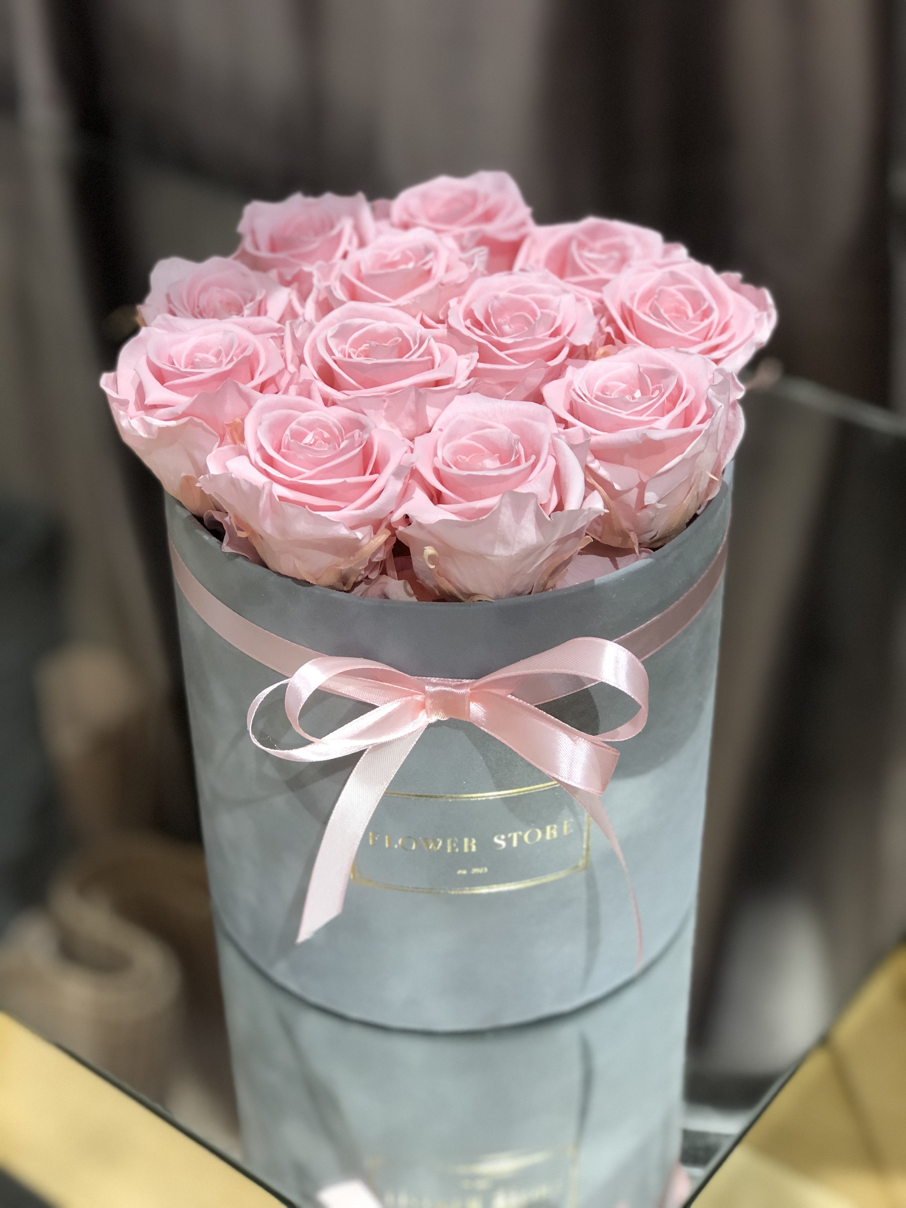 Вечно-розовые розы, серая флокированная коробочка - цветы с доставкой