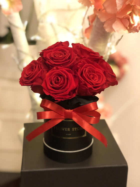 Mały czarny  z czerwonymi różami - kwiaty żywe