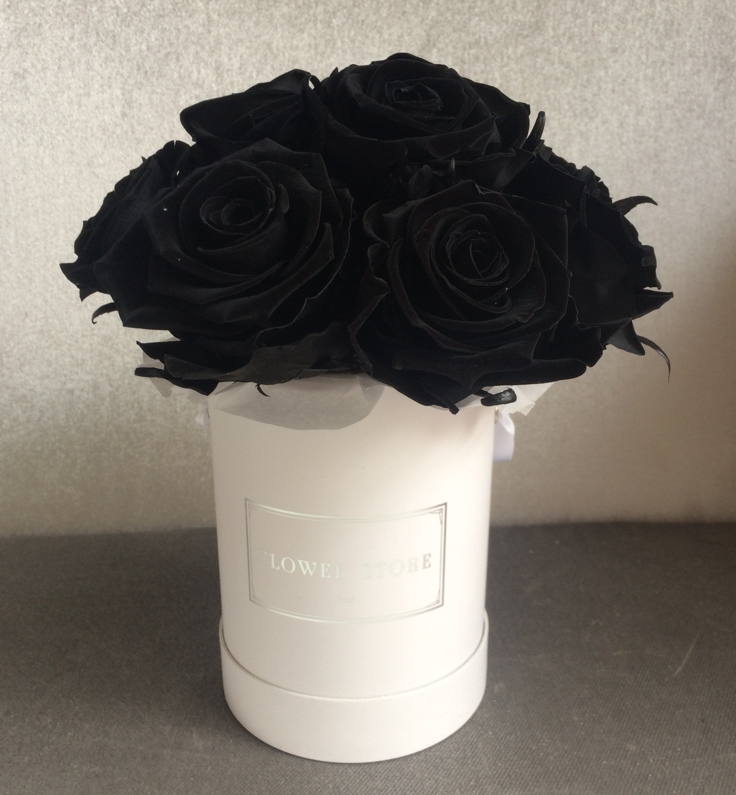 Черные вечные розы в белой коробке.