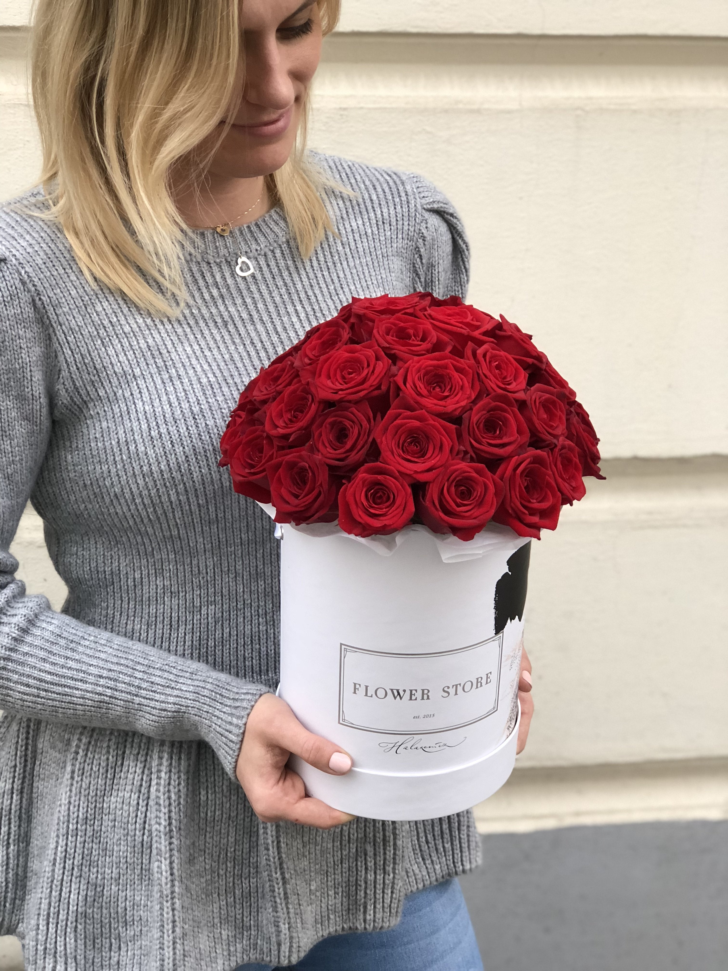 White Bride Lady z czerwonymi żywymi kwiatami - flowerbox