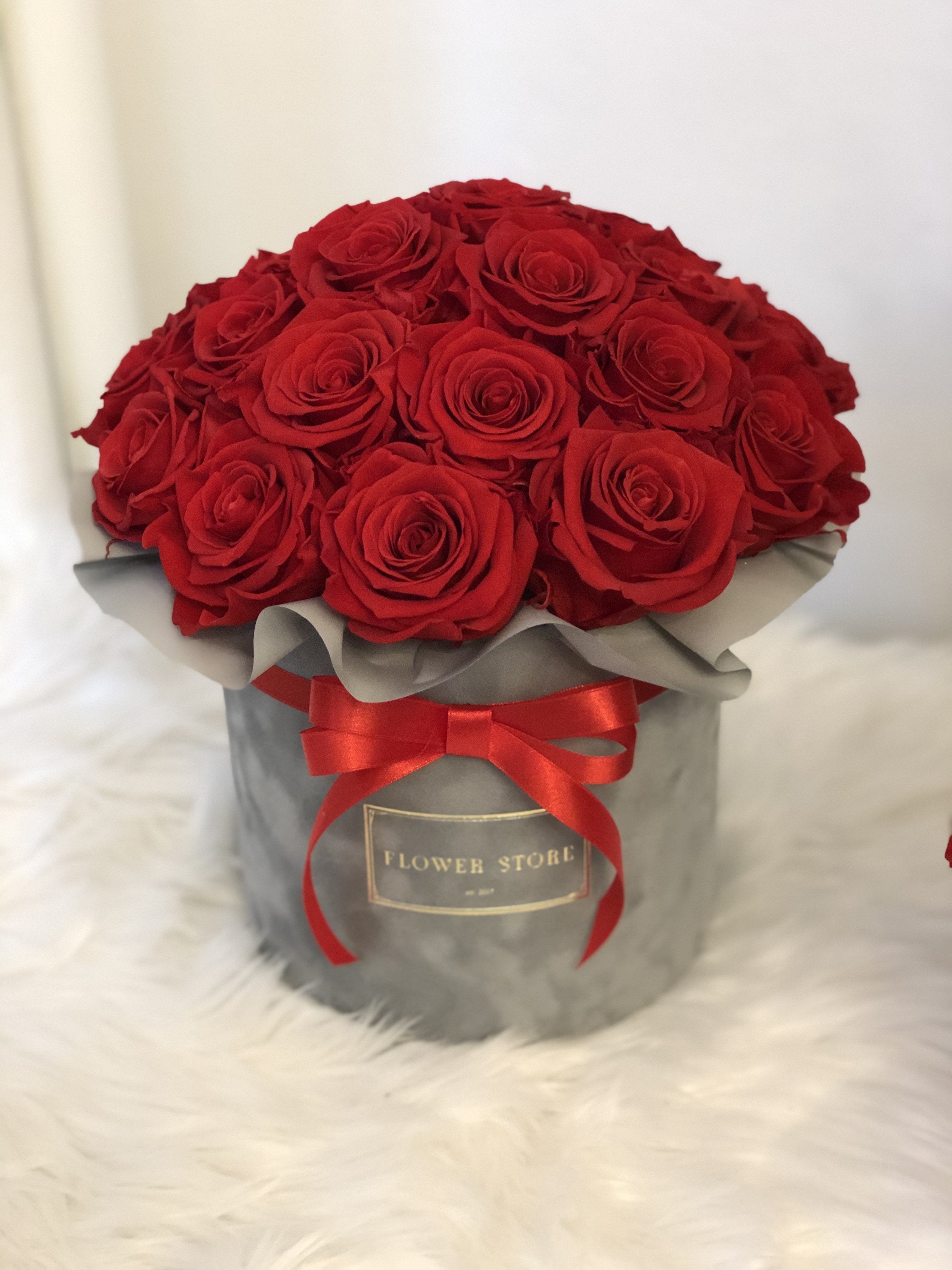 Gray flocked flowerbox with red live roses - dome