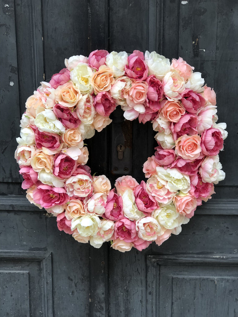 Wieniec na drzwi - morelowo różowa kompozycja - kwiaty sztuczne