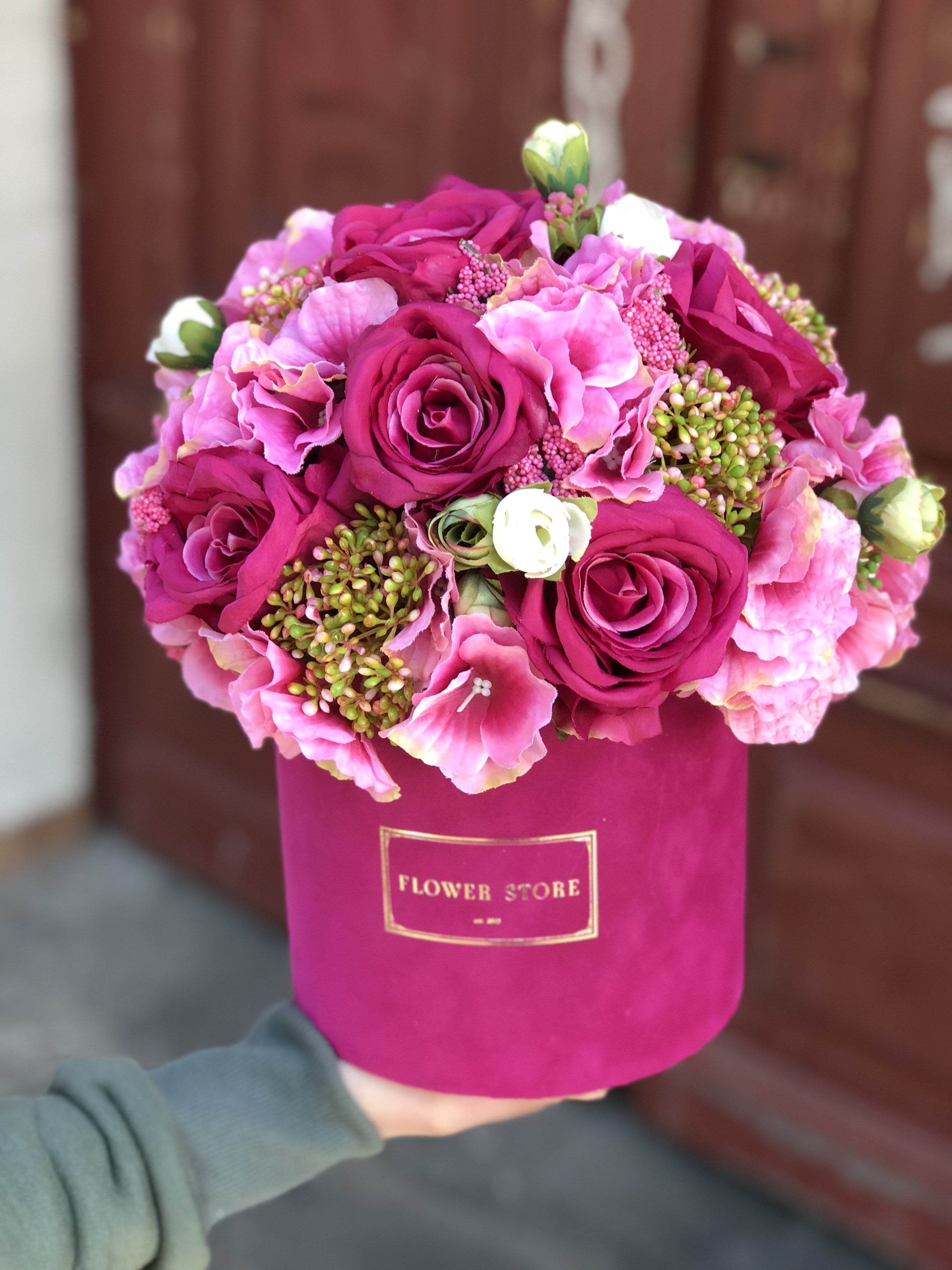 A flocked box with a fuchsia composition - artificial flowers
