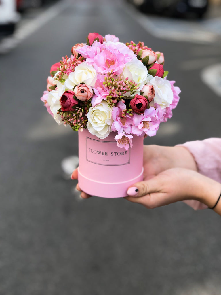 Mały różowy box z kompozycją wiosenną- kwiaty sztuczne