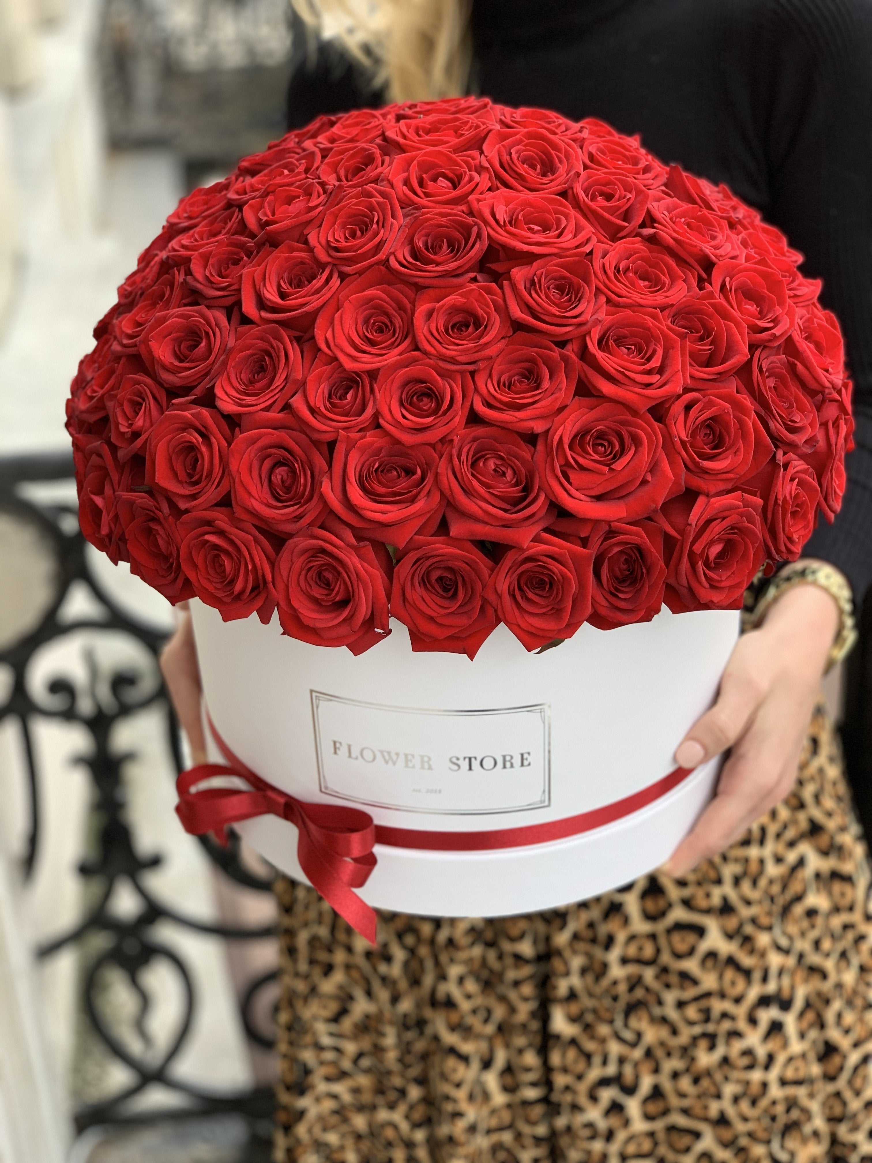 Коробка ПРЕМИУМ с красными розами - живые цветы
