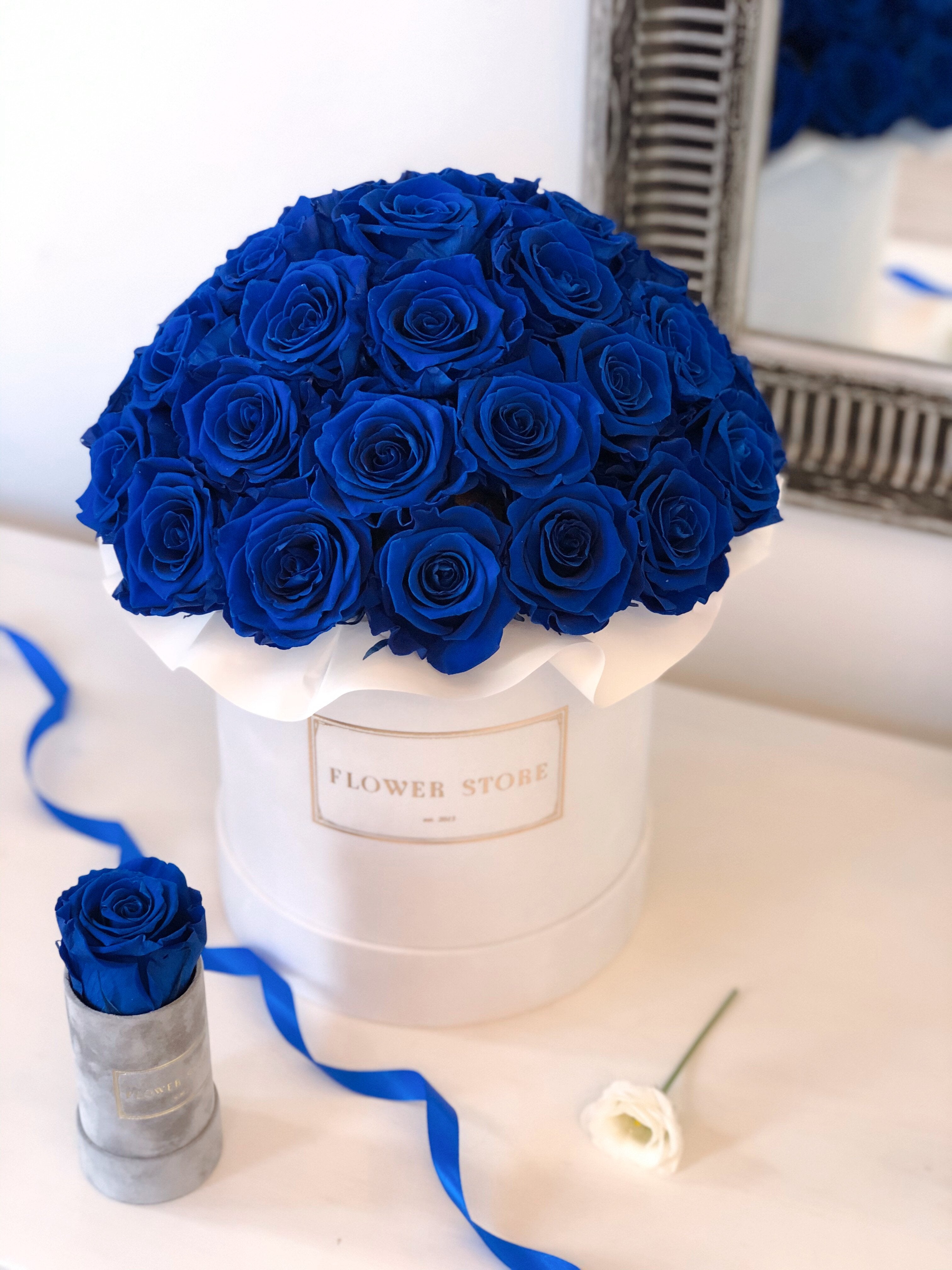Большая белая коробка с темно-синими вечными розами - флауэрбокс.