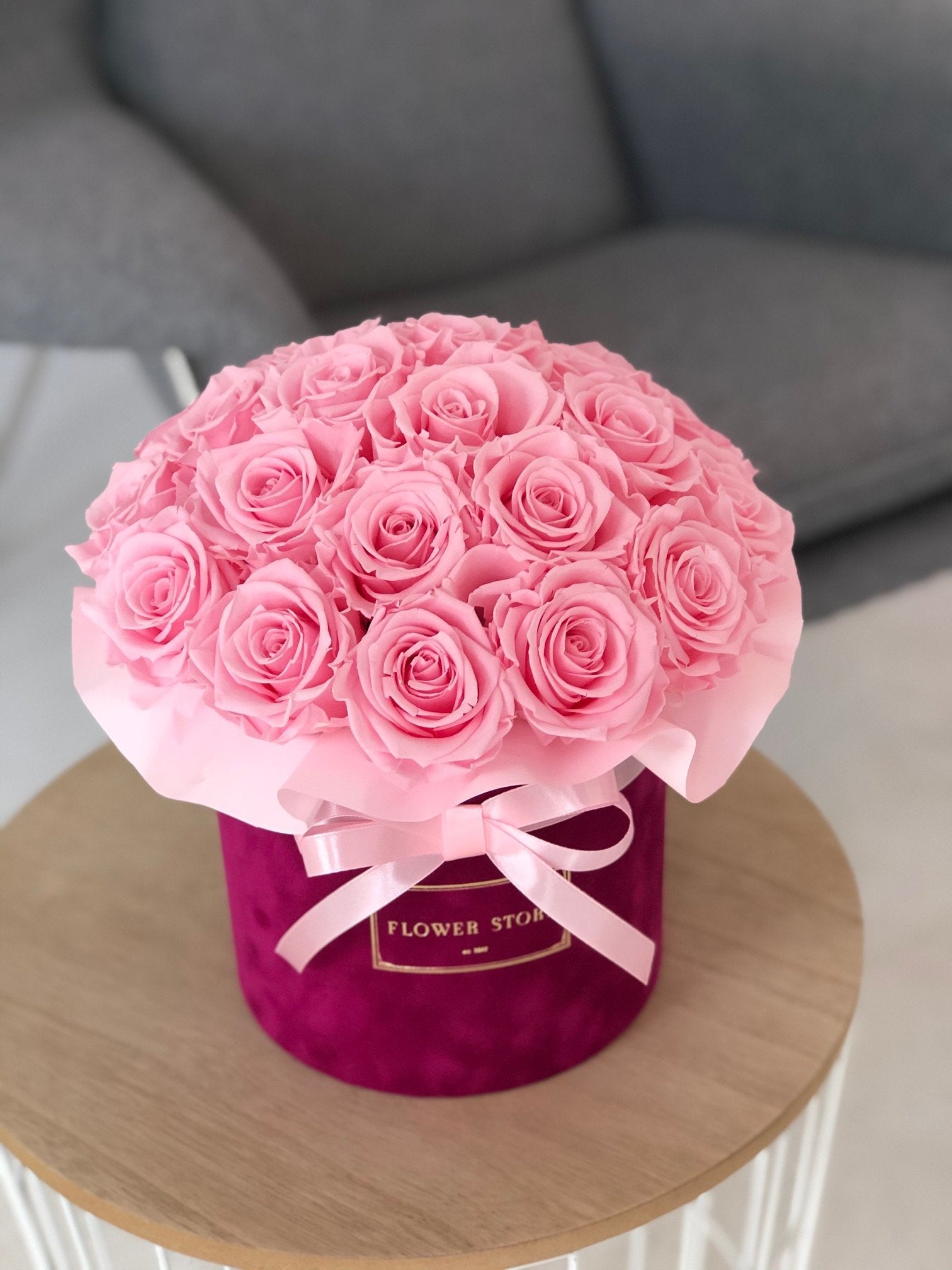Флокированная коробочка цвета фуксии с розовыми вечными розами - купольная