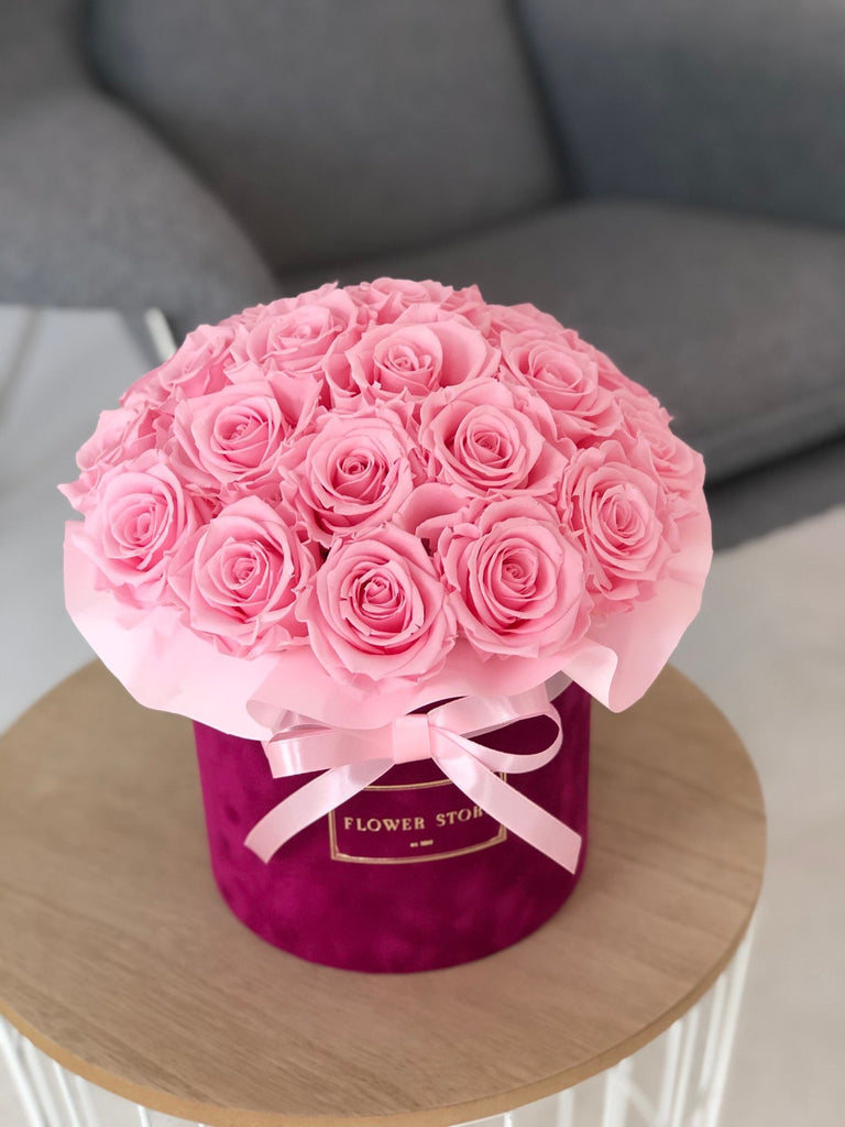 Fuksjowy flokowany flowerbox z różowymi wiecznymi różami- kopułka