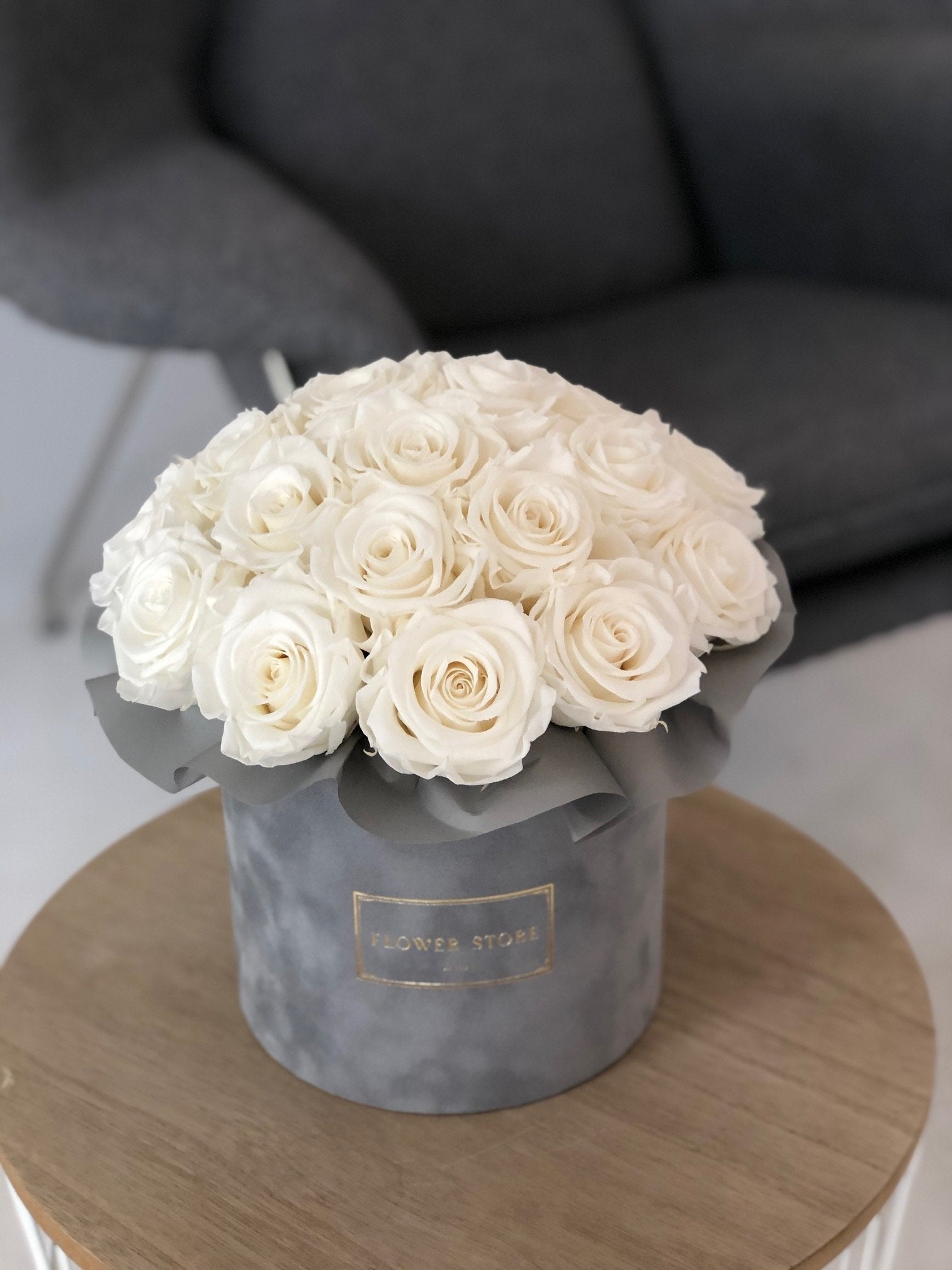 Вечные белые розы, круглая серая коробка - цветы с доставкой