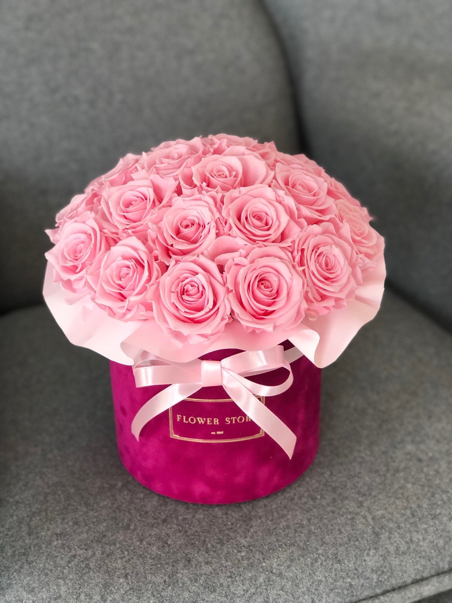 Fuksjowy flokowany flowerbox z różowymi wiecznymi różami- kopułka