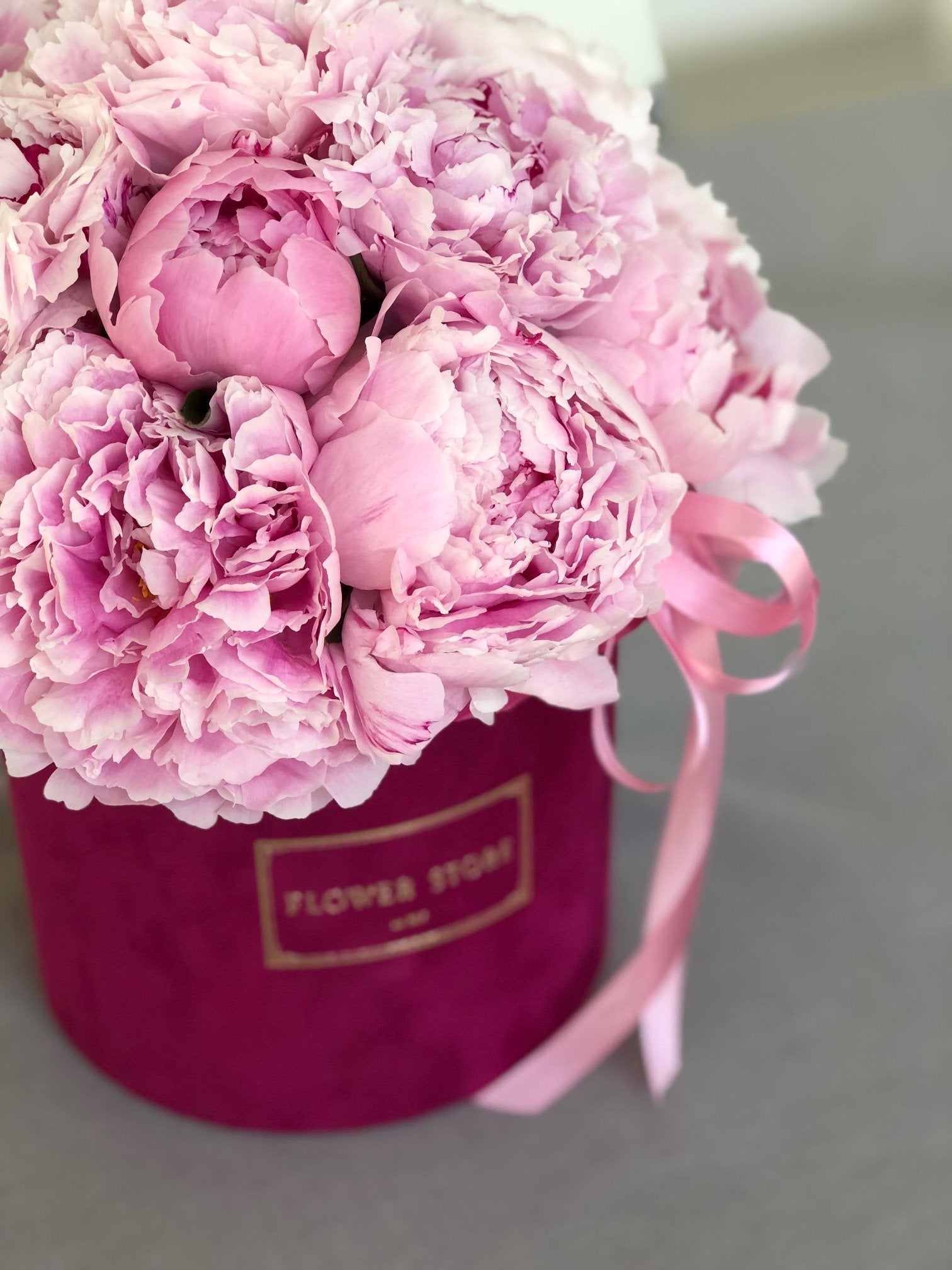 Флокированная коробочка фуксия с пионами - живые цветы с доставкой