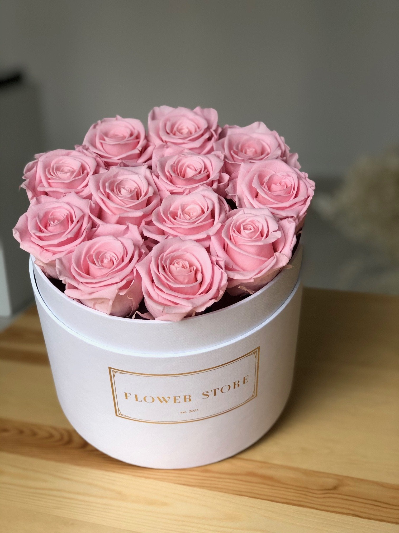 Flowerbox biały z różowymi wiecznymi różami
