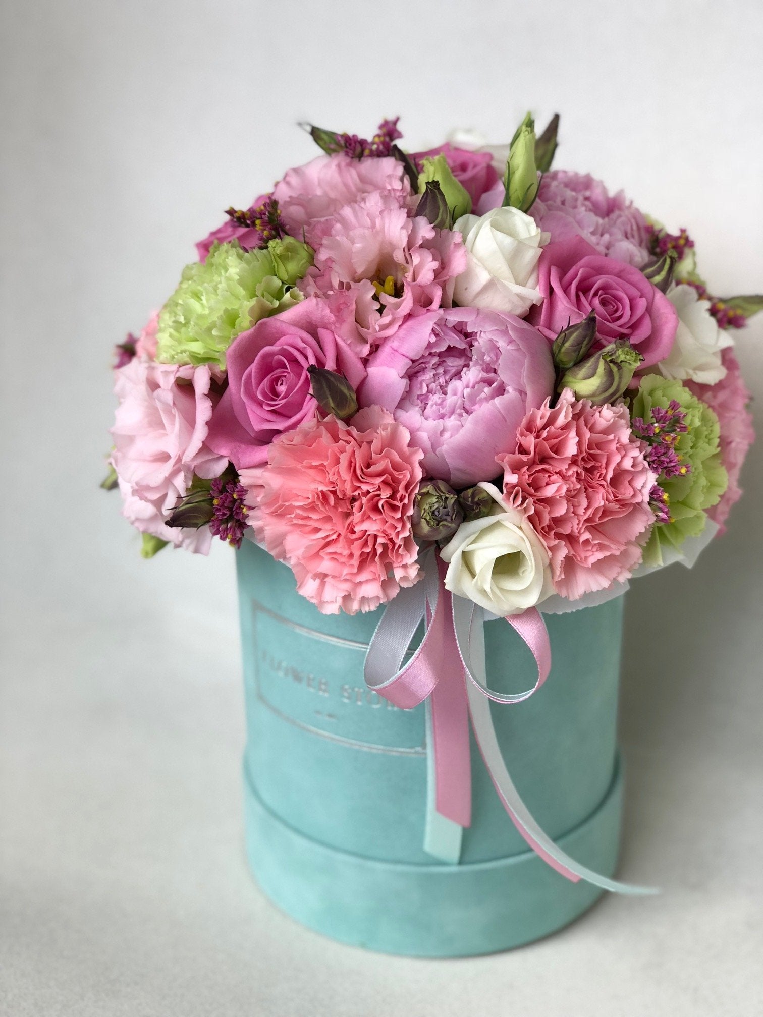 Мятная флокированная коробка с весенними цветами – идеальный подарок на любой случай
