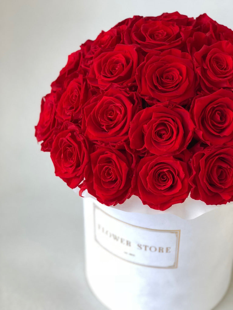 Duże białe pudełko z czerwonymi wiecznymi różami - flowerbox