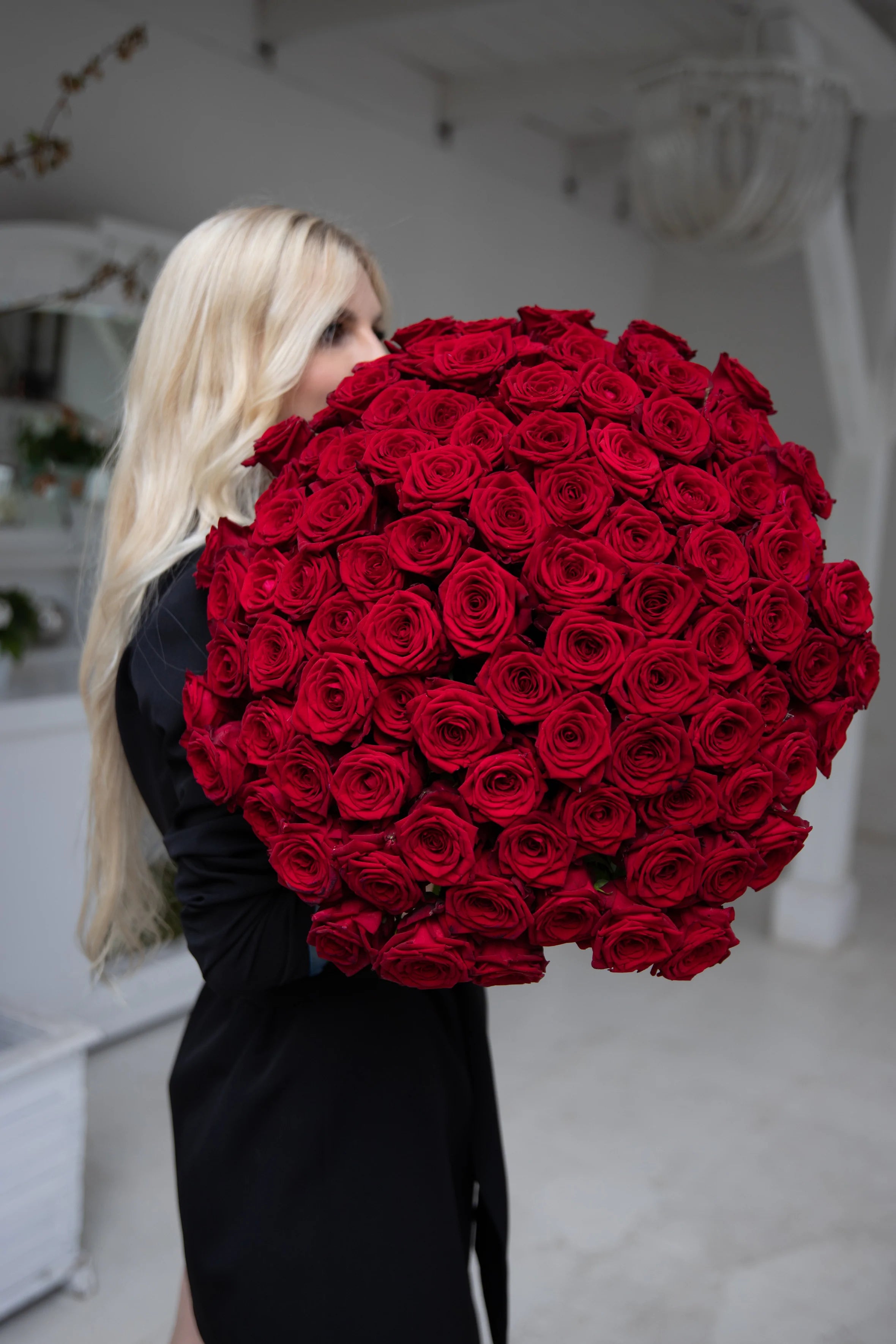 Огромный букет на день рождения из 101 розы.