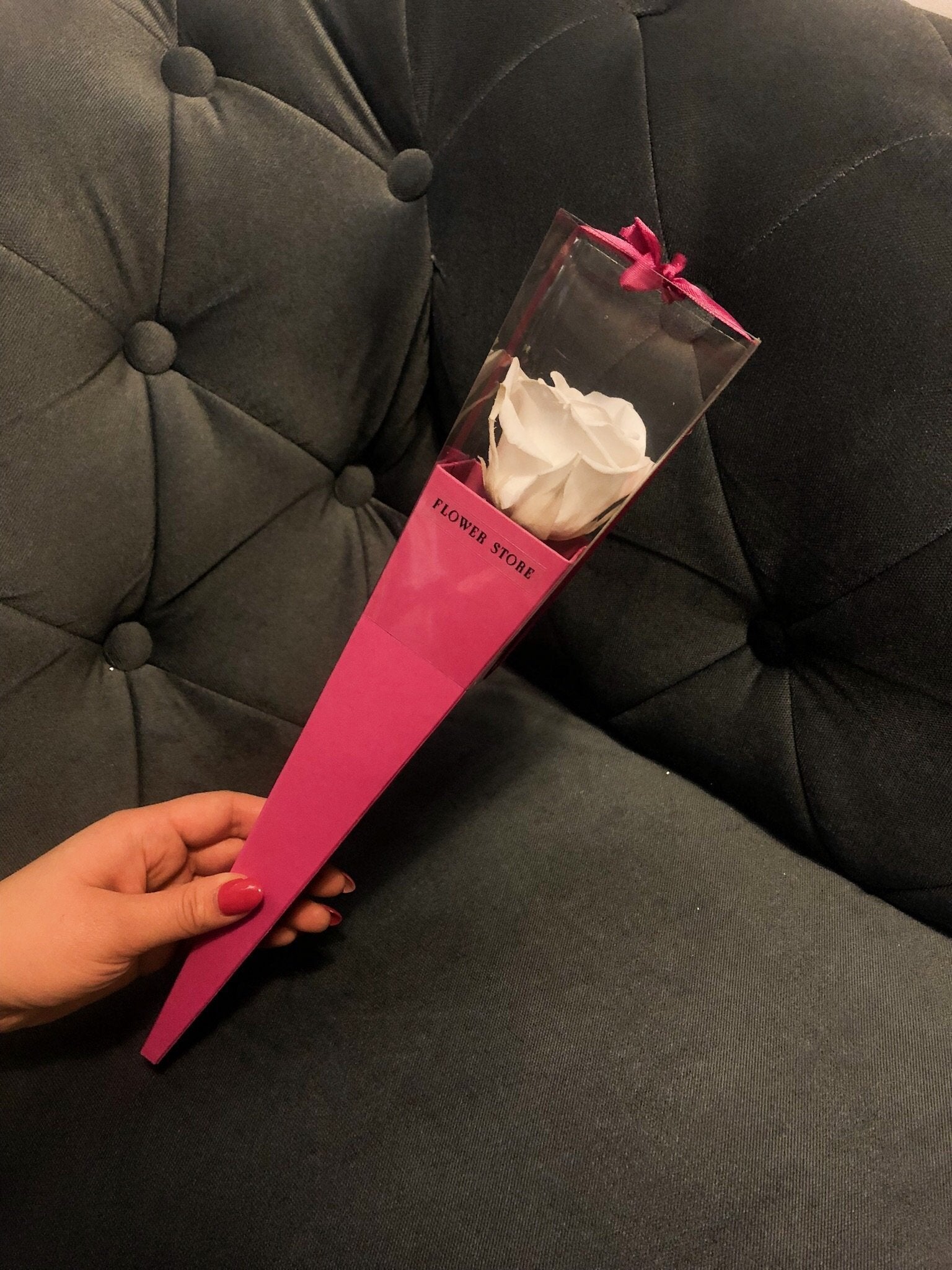 Biała wieczna róża w różowym rożku - kwiaty Flower Store Warszawa